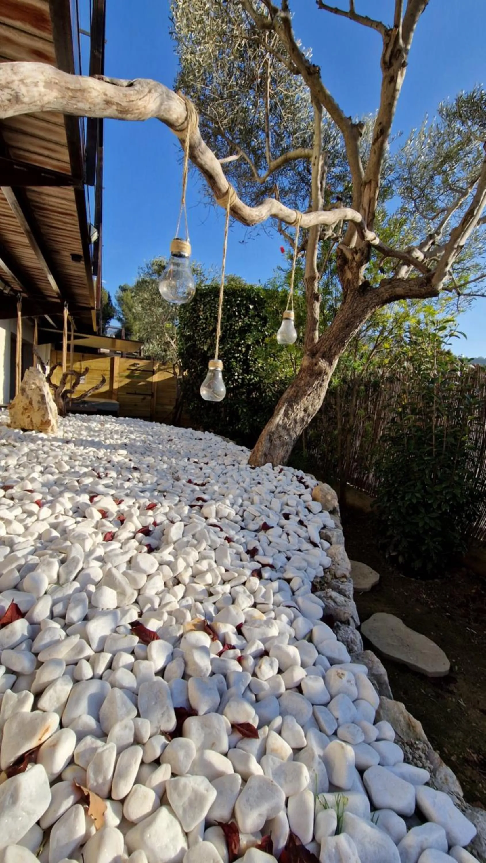 Spring in Chambre d'hôte Cigale jacuzzi et jardin privé