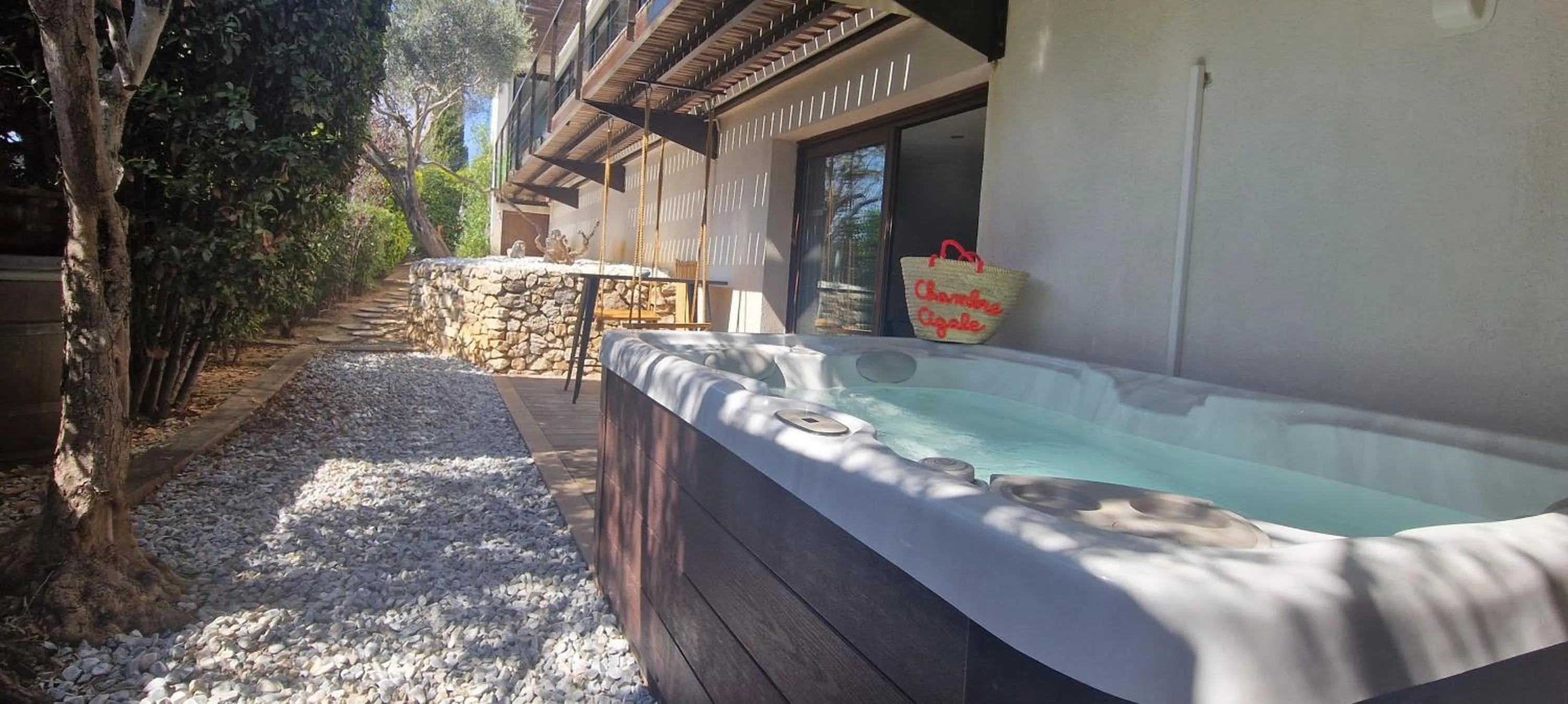 Spring in Chambre d'hôte Cigale jacuzzi et jardin privé