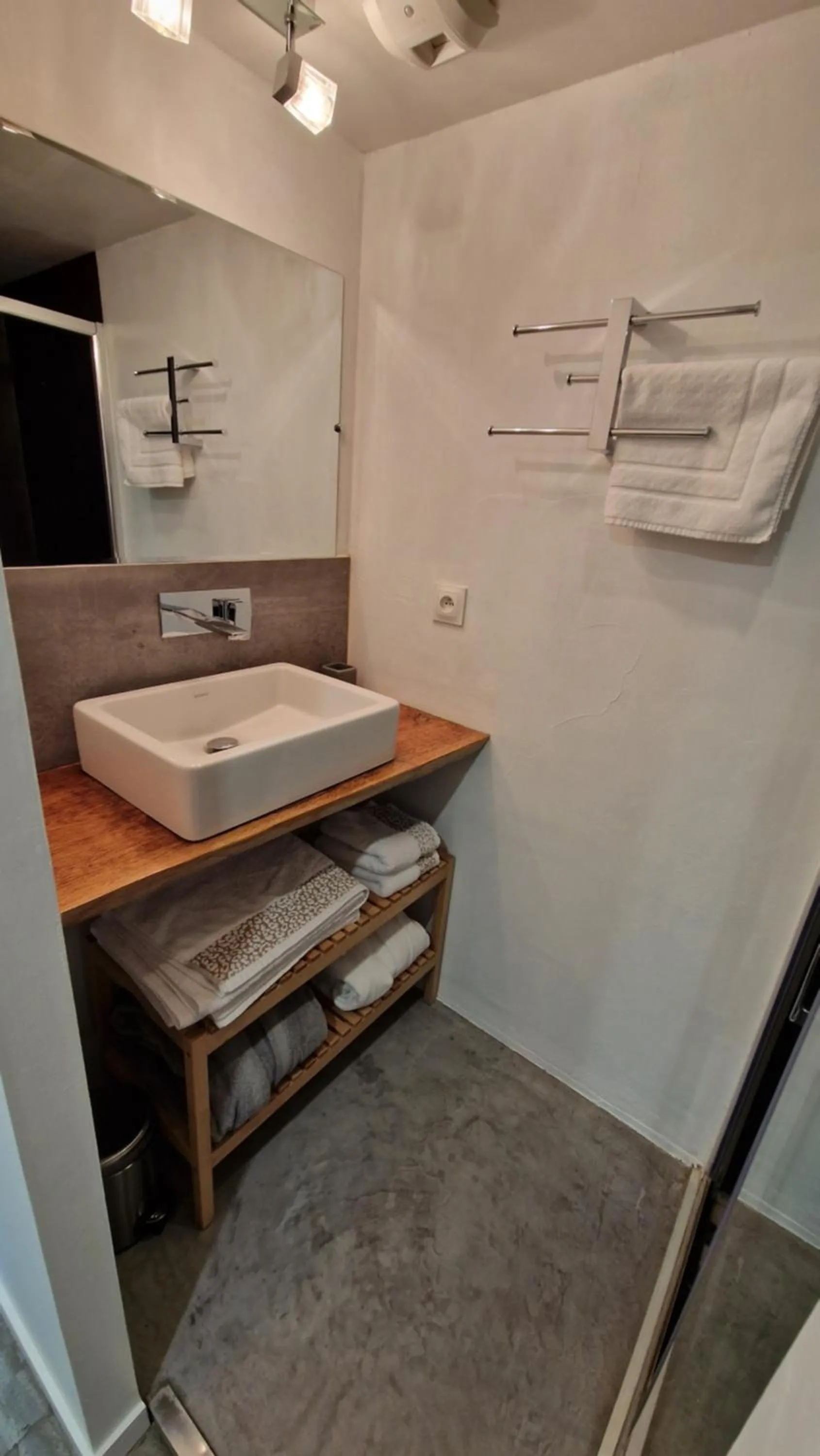 Bathroom in Chambre d'hôte Cigale jacuzzi et jardin privé