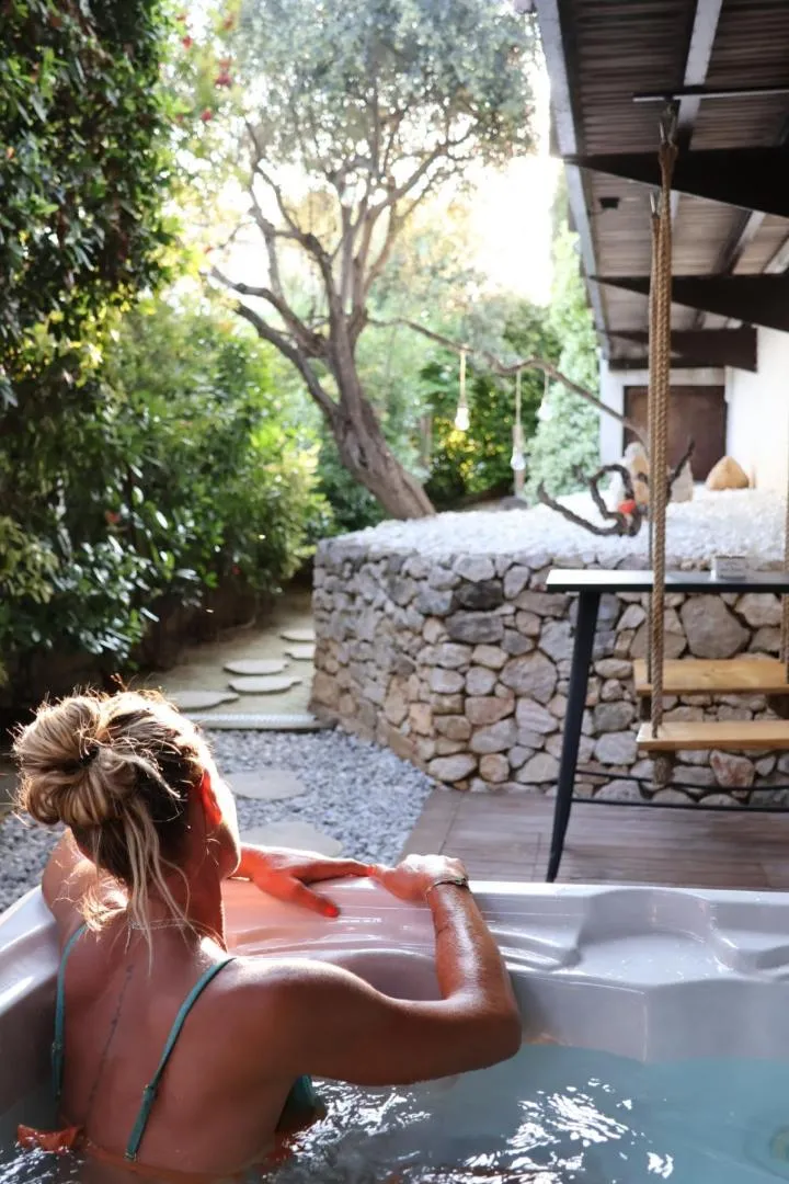 Garden in Chambre d'hôte Cigale jacuzzi et jardin privé