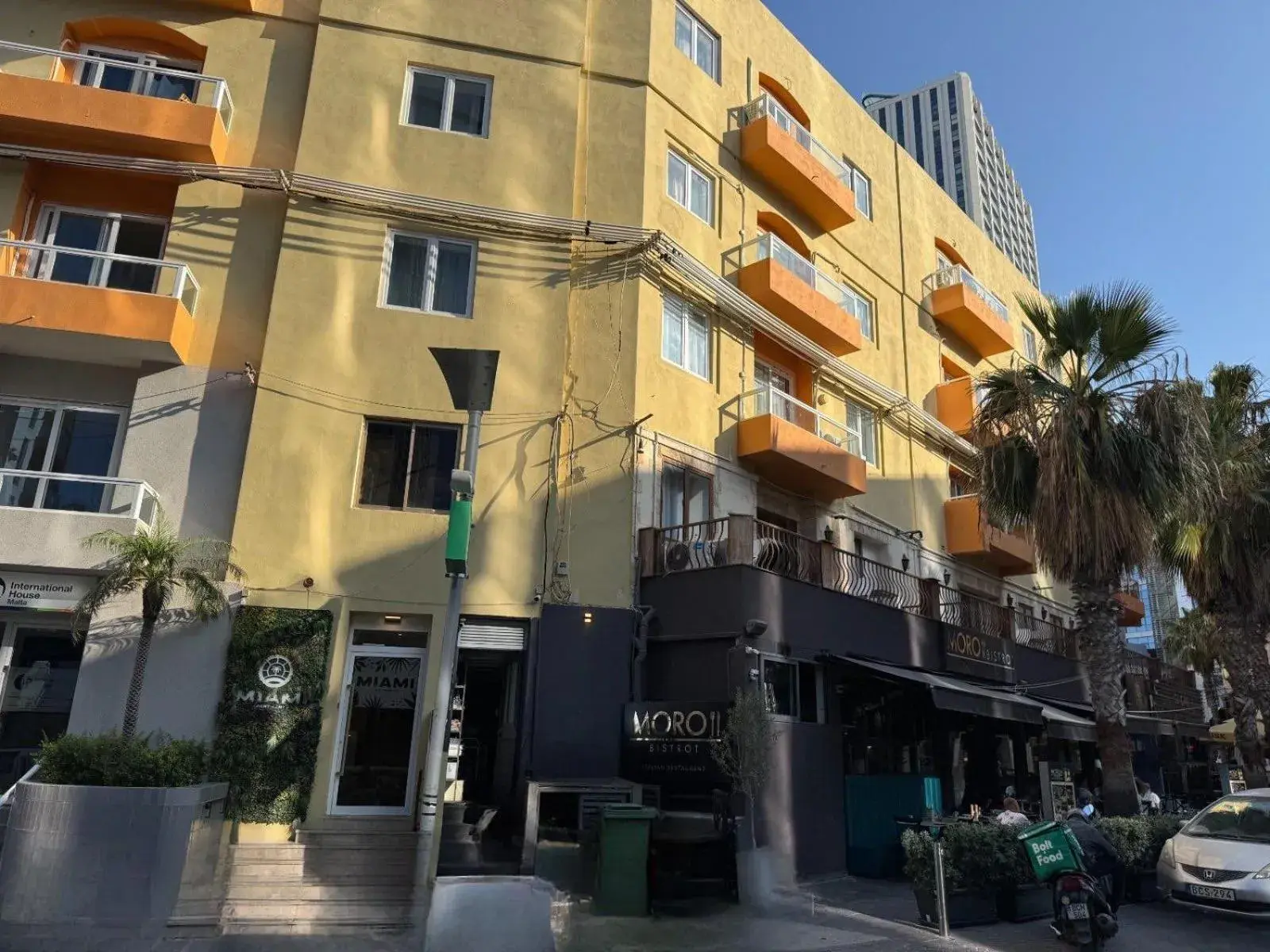 Property building in Miami Apartments Property building in Miami Apartments