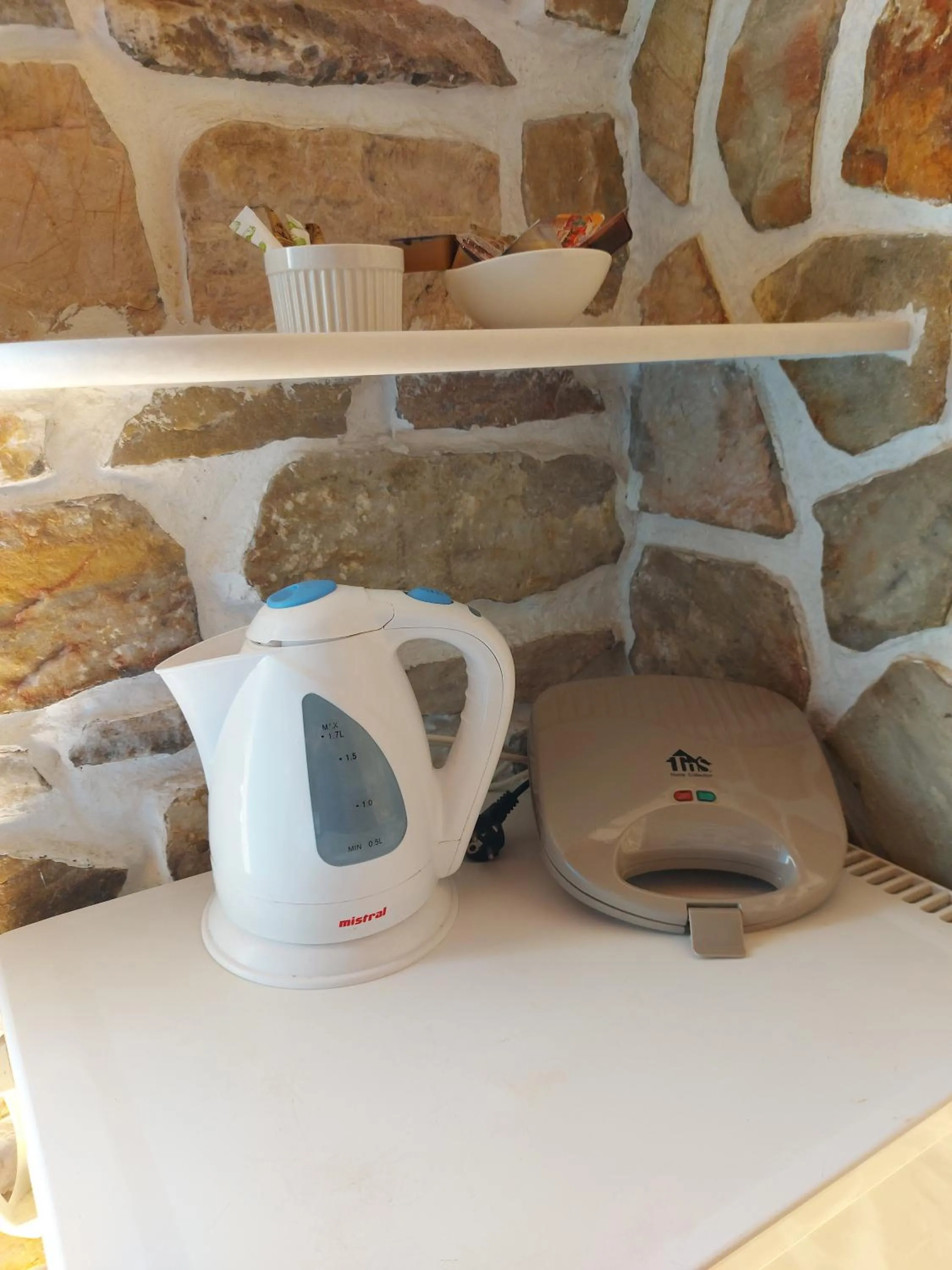 Coffee/tea facilities in Aigaio View Studios & Rooms