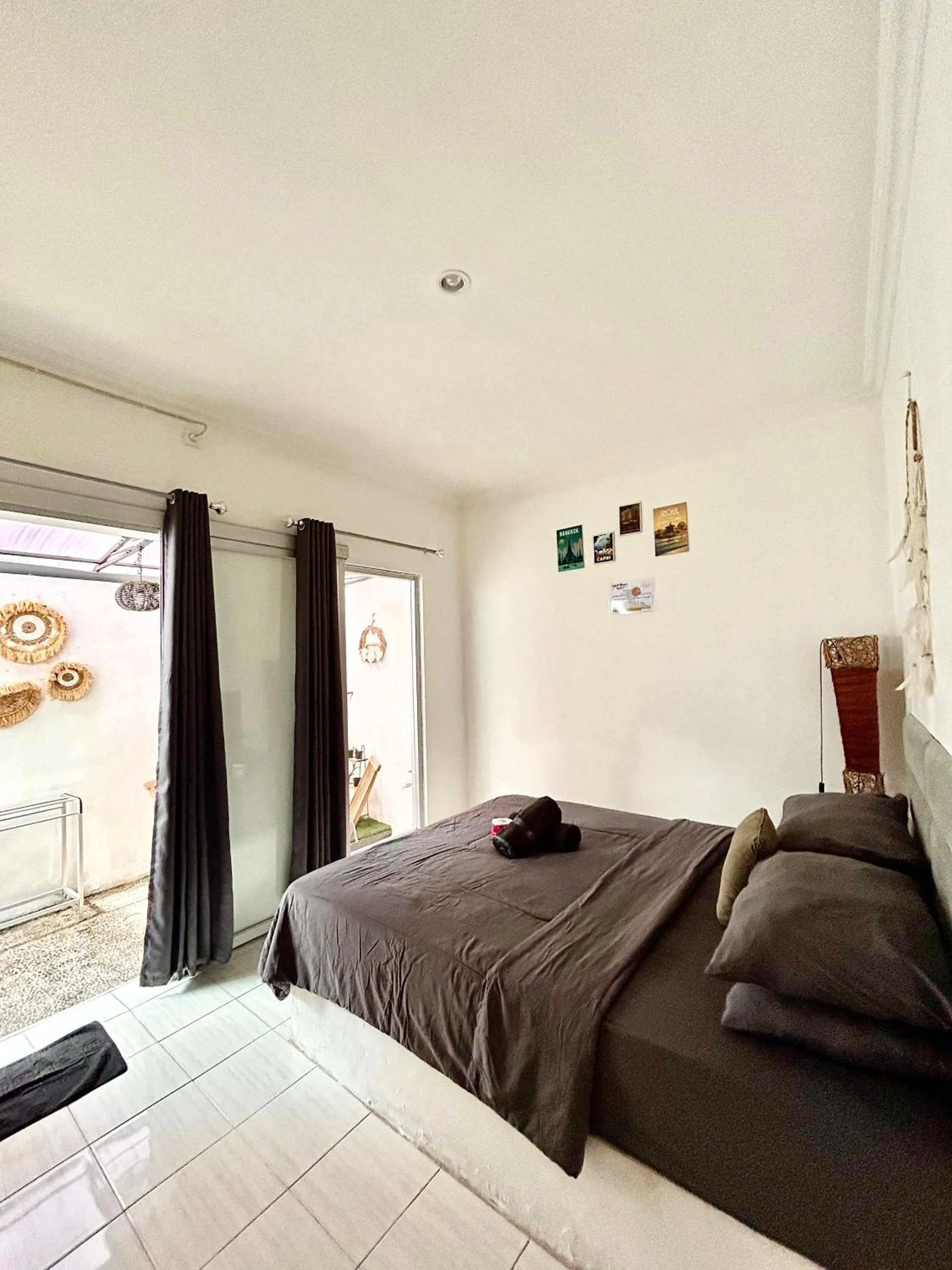 White sandat guest house