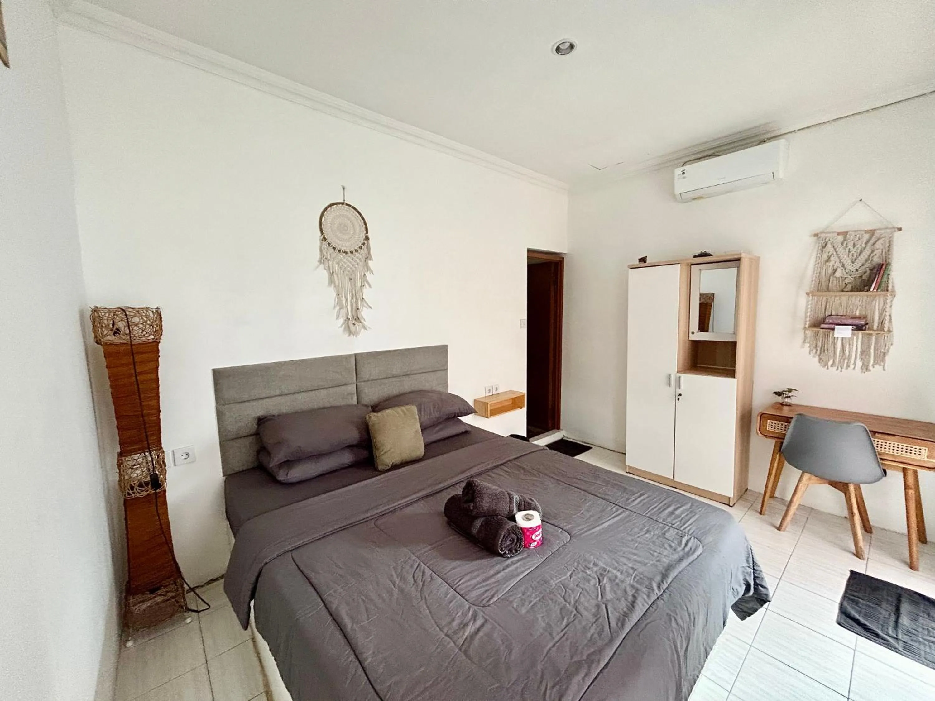 White sandat guest house