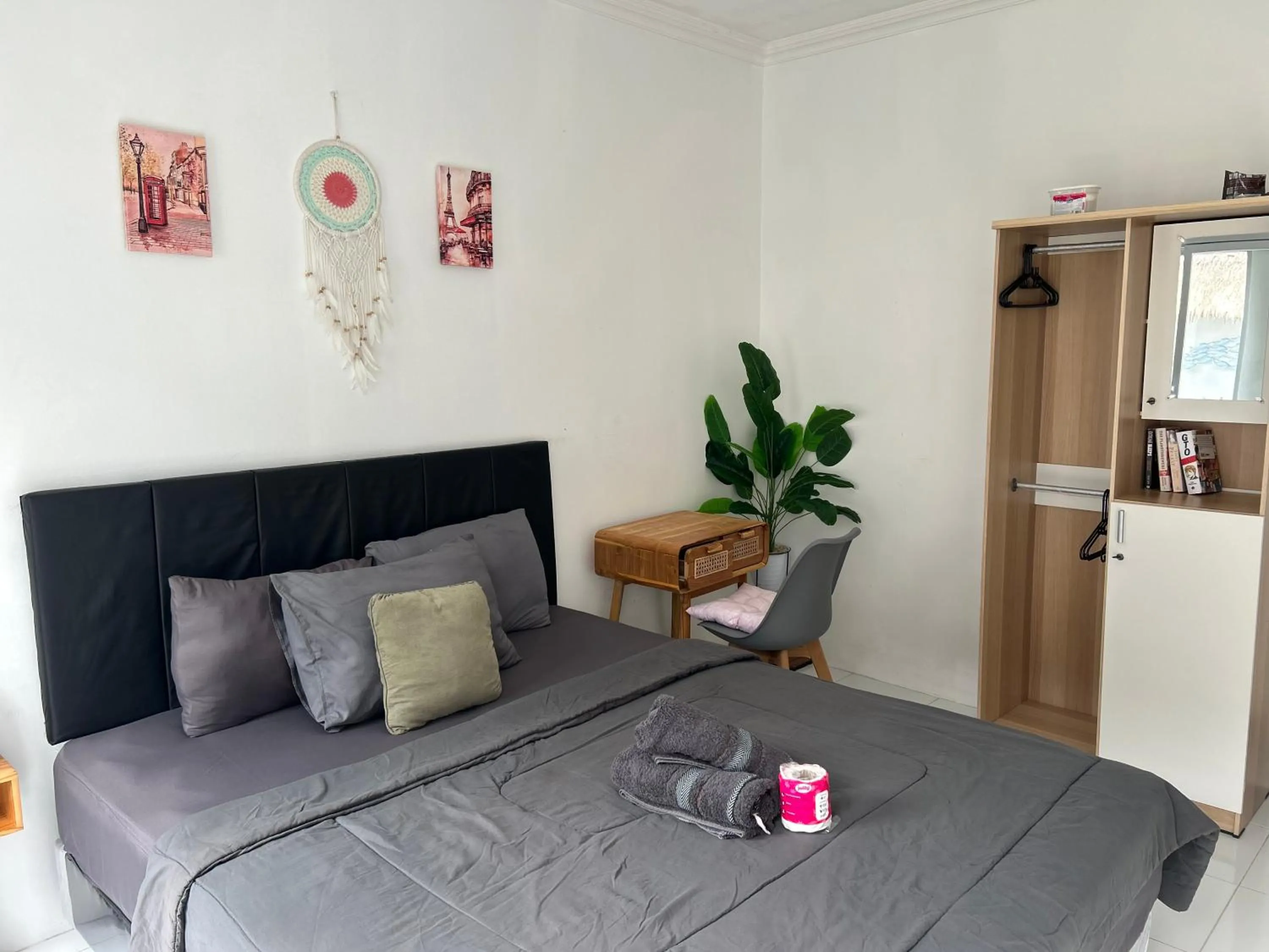 White sandat guest house