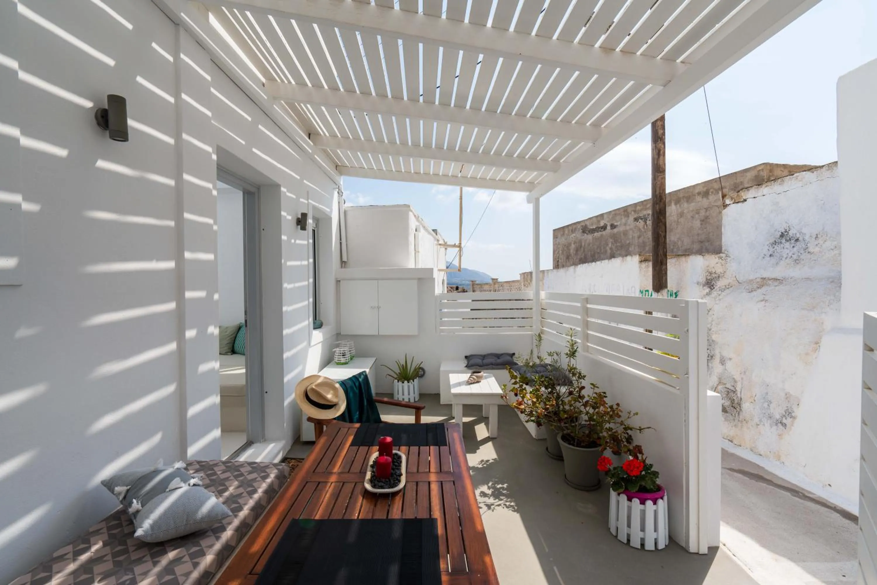 cozy apartment split level alley view in Santorita Suites