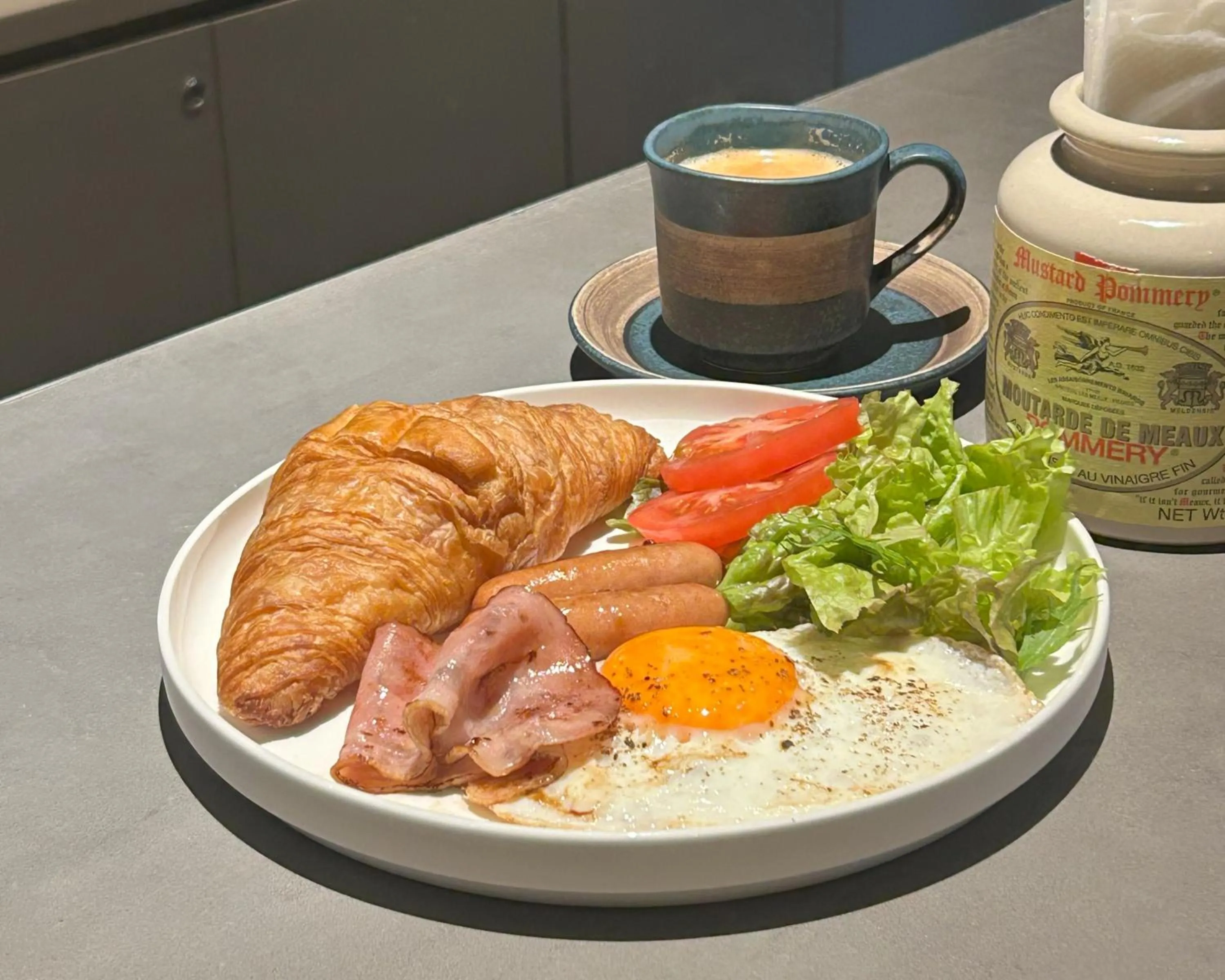 Restaurant/places to eat in R Hotel Namba South