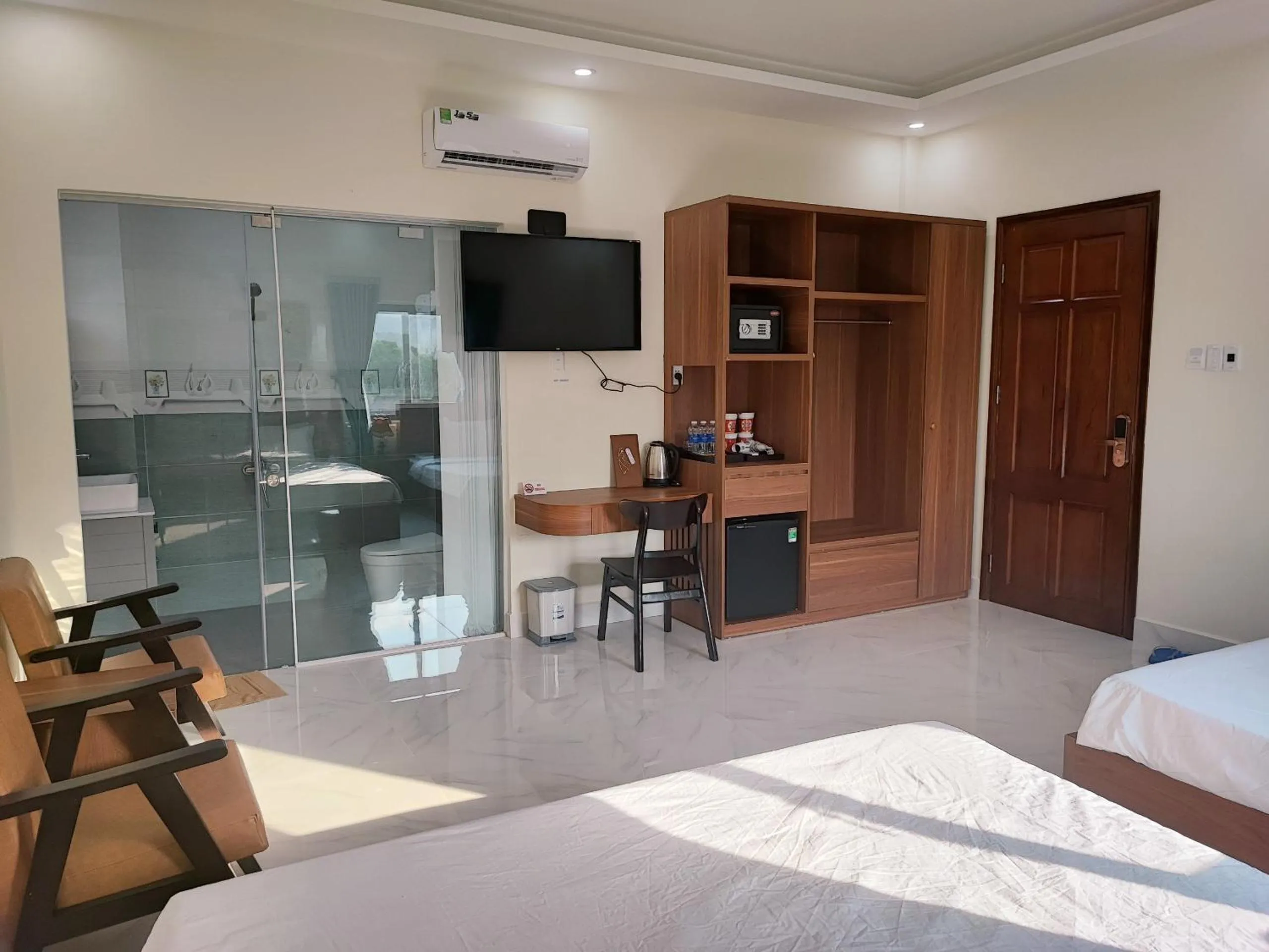 Shower, Bed in Hoàng Anh Côn Đảo Hotel