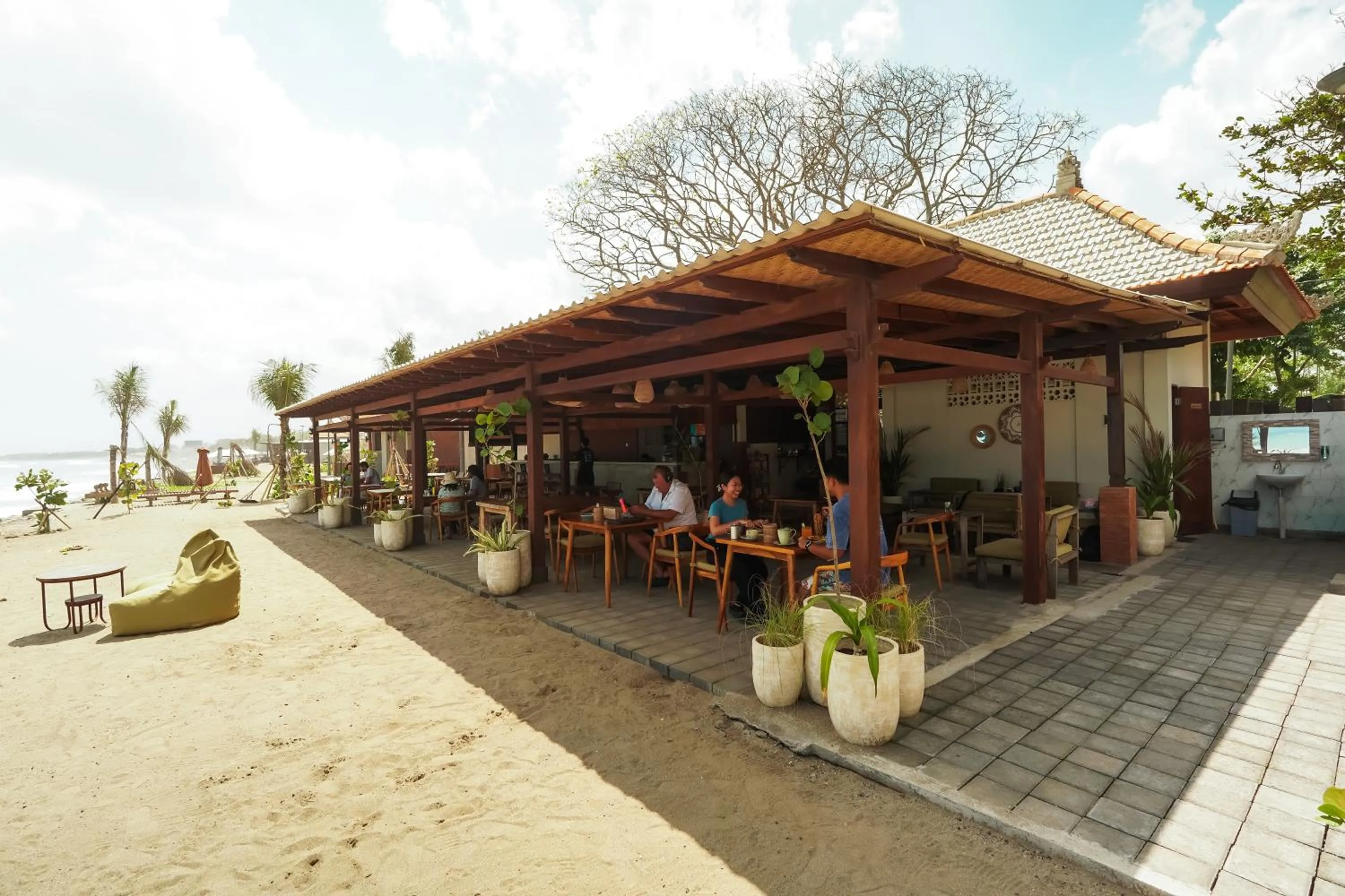 Restaurant/places to eat in Tropical Beach House Bali