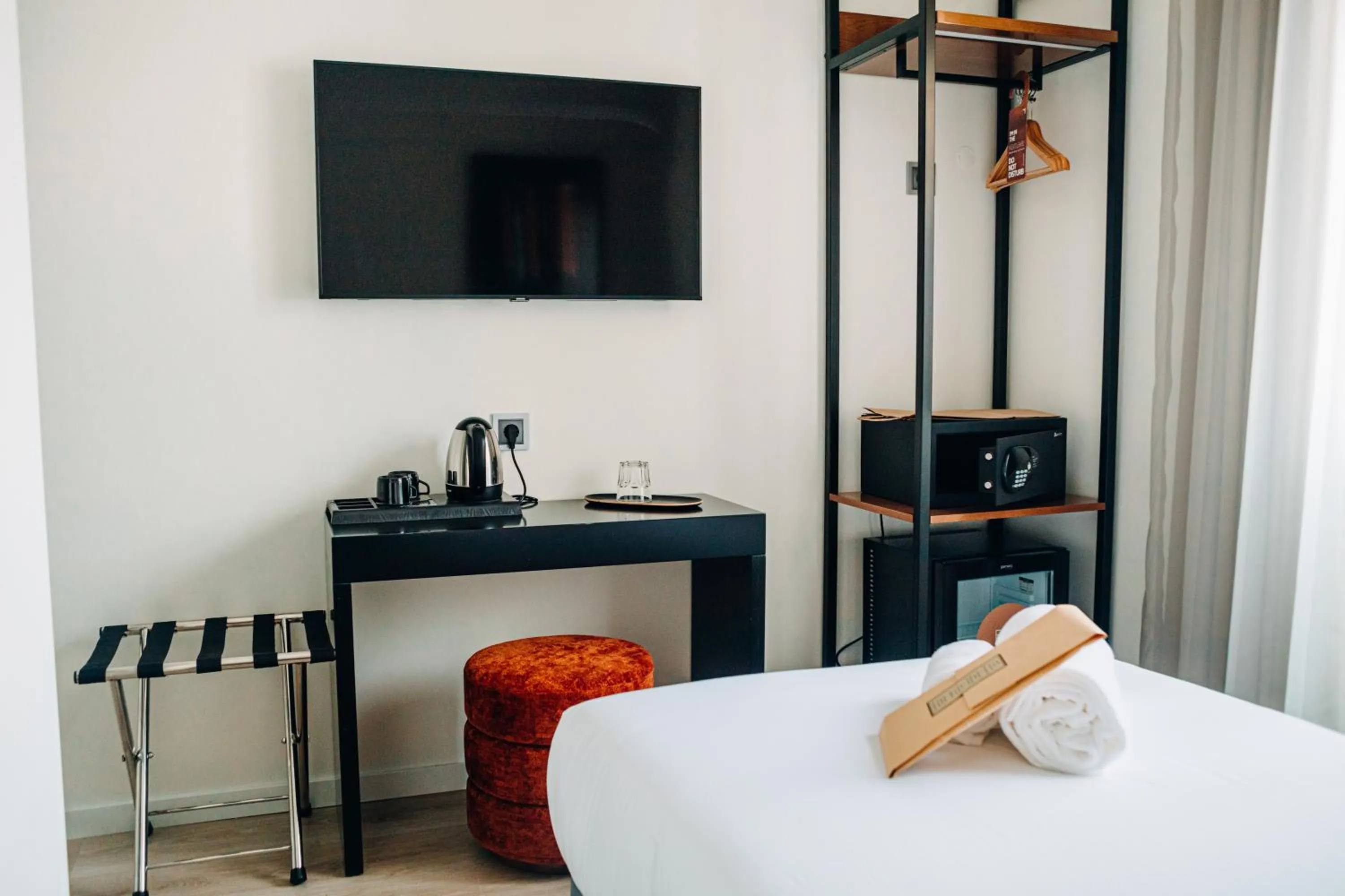 Coffee/tea facilities, Bed in Next Level Premium Hotels