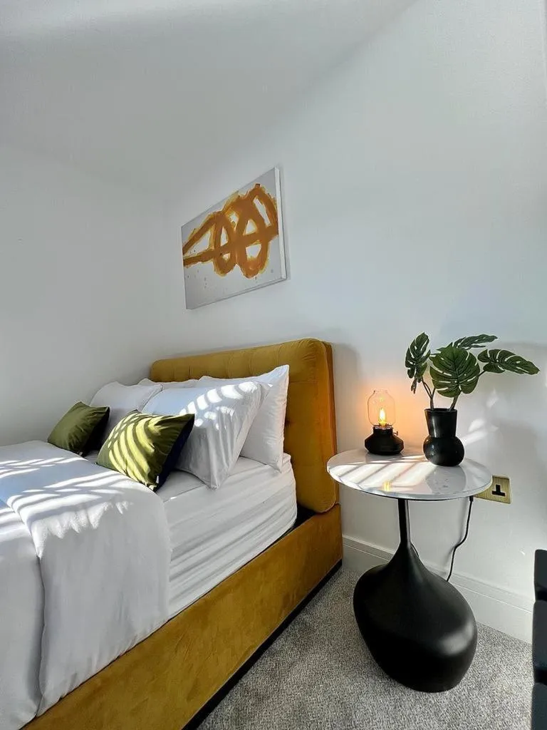 Bedroom, Bed in Charming 3-Bed House with 1 Parking space