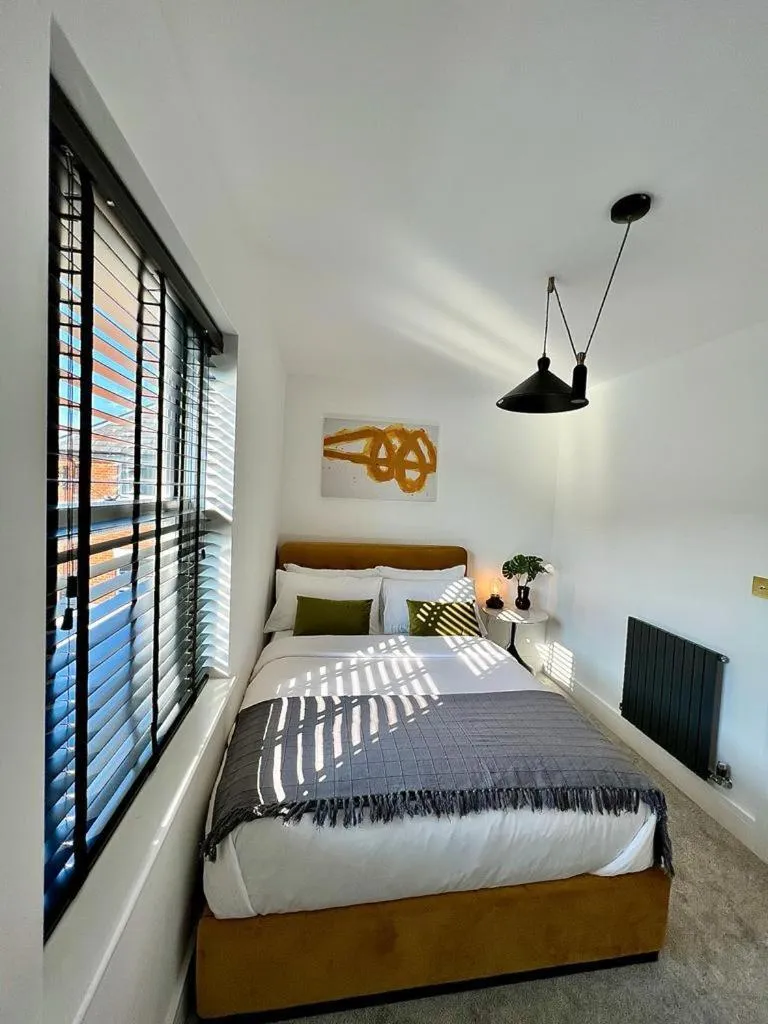 Bedroom, Bed in Charming 3-Bed House with 1 Parking space