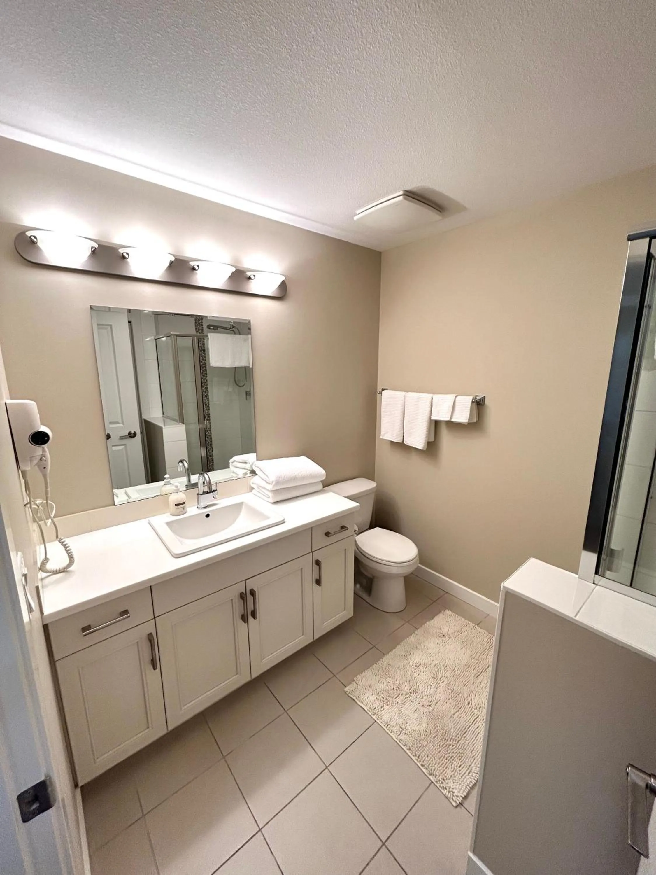 Stay In The Okanagan - Copper Sky, West Kelowna