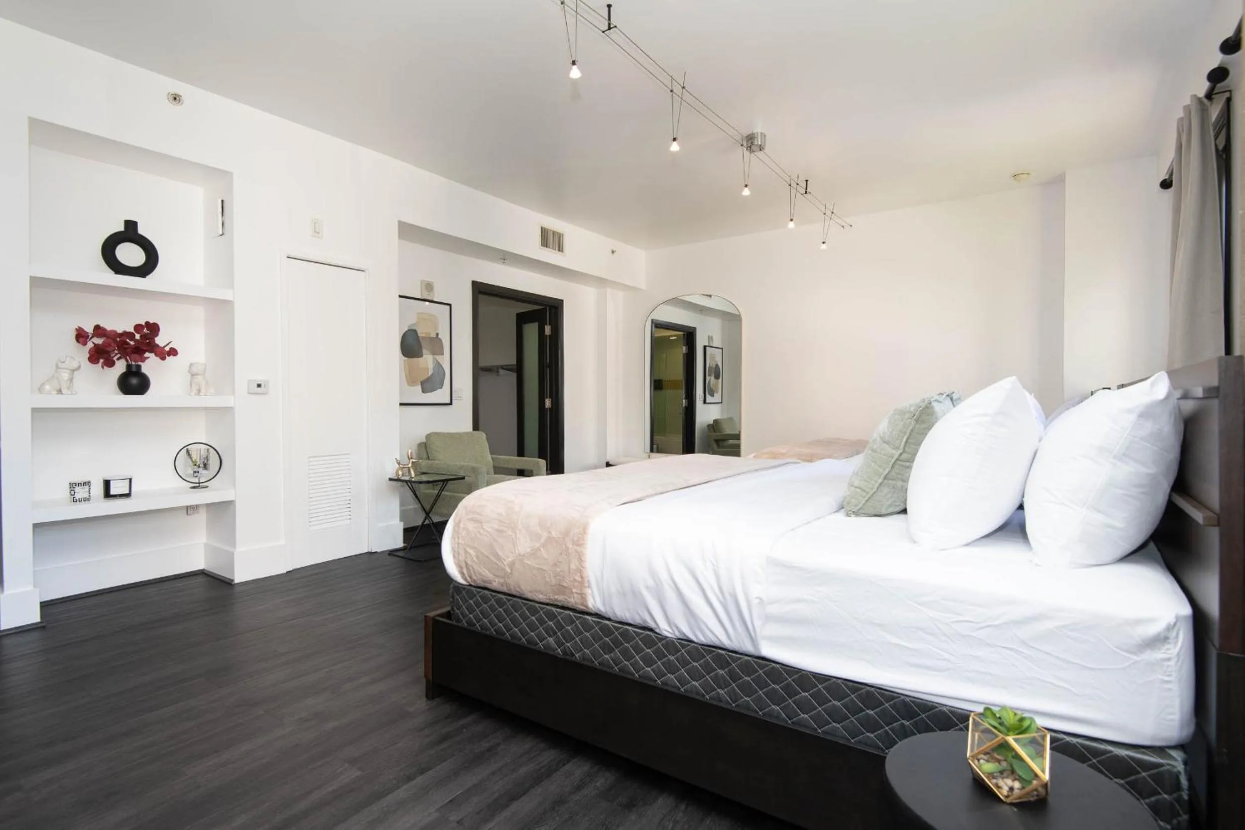 Bedroom, Bed in DTLA Boutique Hotel