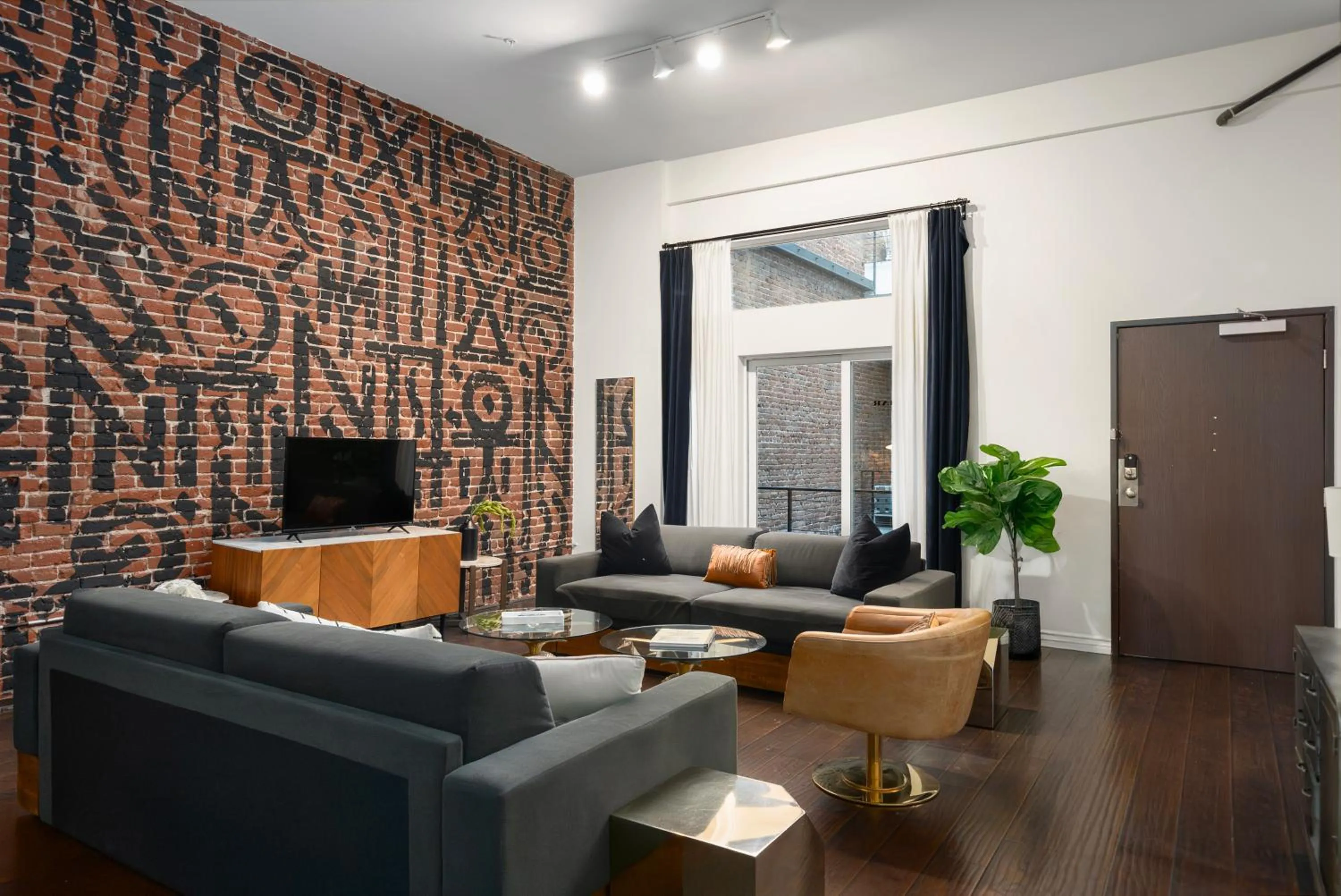 TV and multimedia in Audemar Boutique Hotel and Apartment Homes