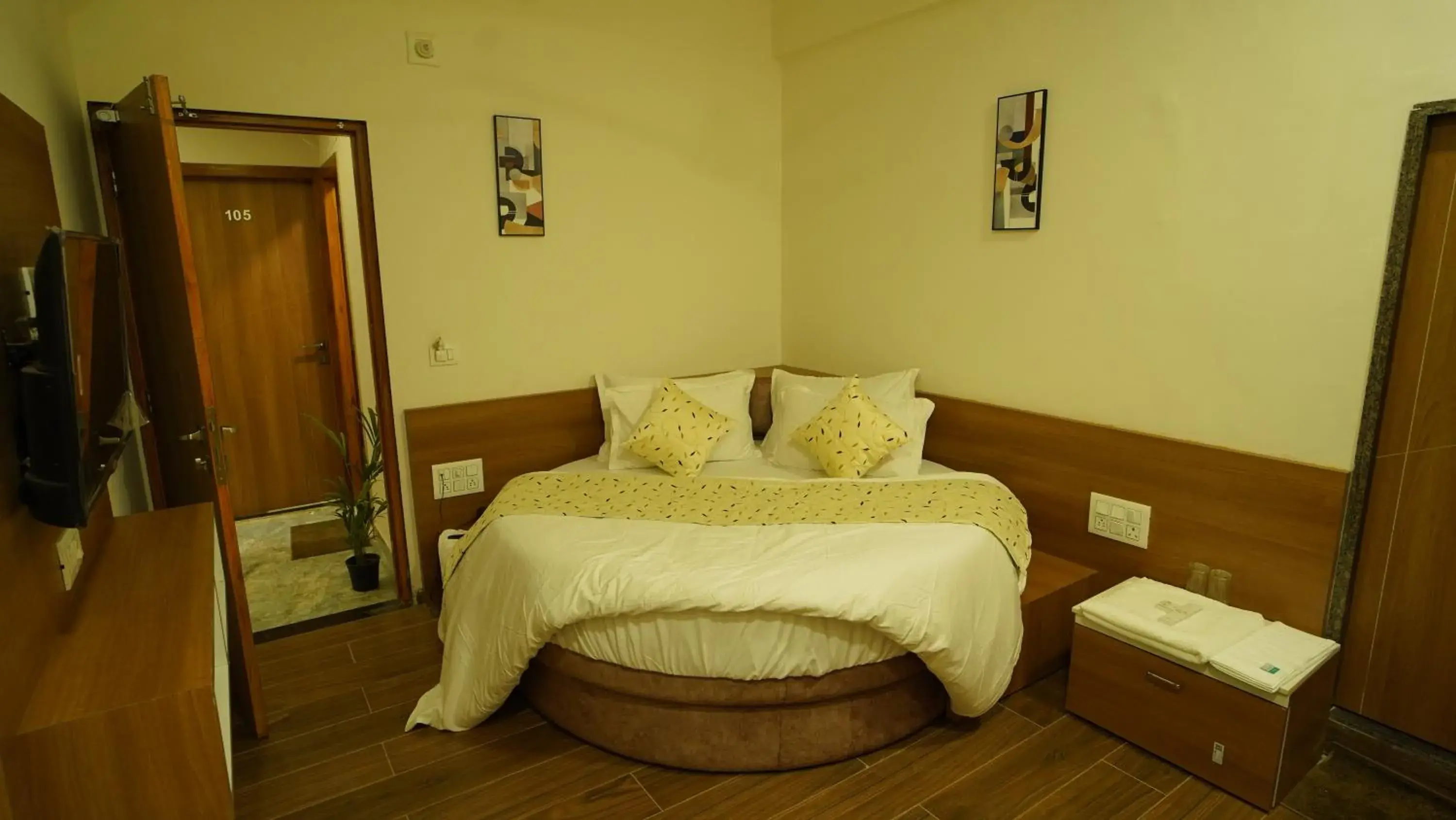 Deluxe Queen Room - single occupancy in HOTEL RICHIE RICH Deluxe Queen Room - single occupancy in HOTEL RICHIE RICH
