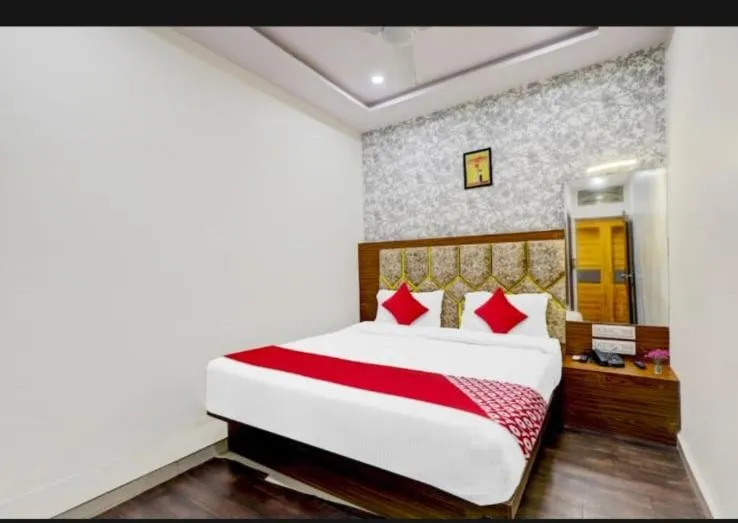 Bed in HOTEL SAROVAR INN