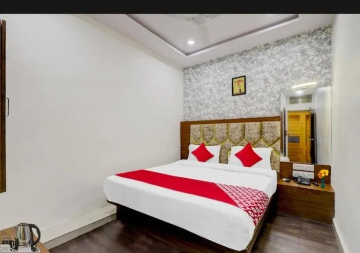 Bed in HOTEL SAROVAR INN