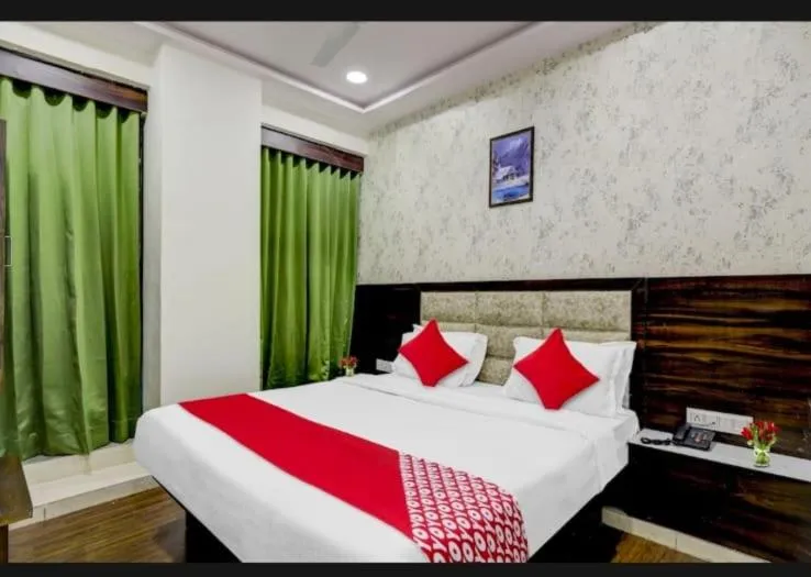 Bed in HOTEL SAROVAR INN