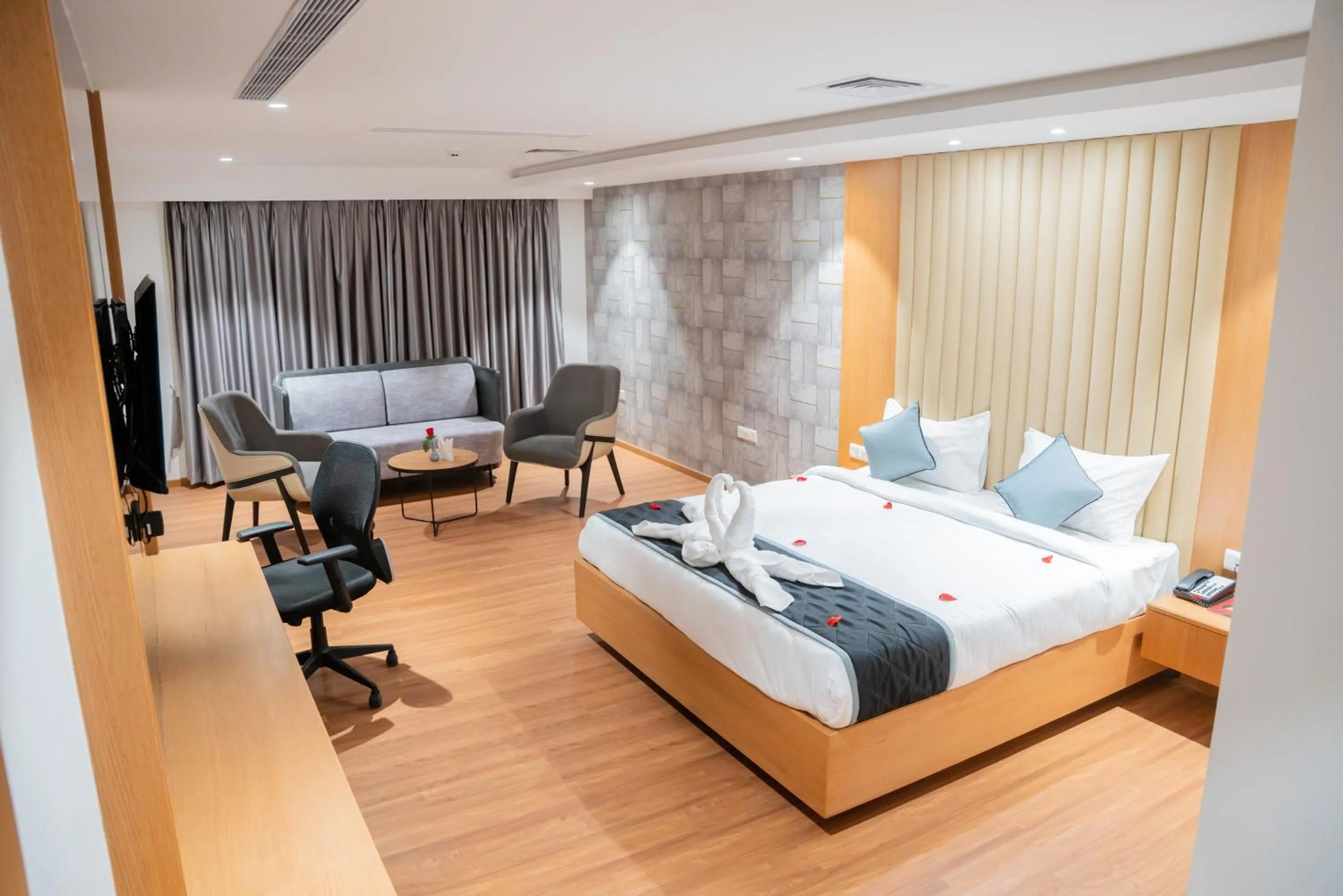 Communal lounge/ TV room, Bed in Hotel Tulips Grand