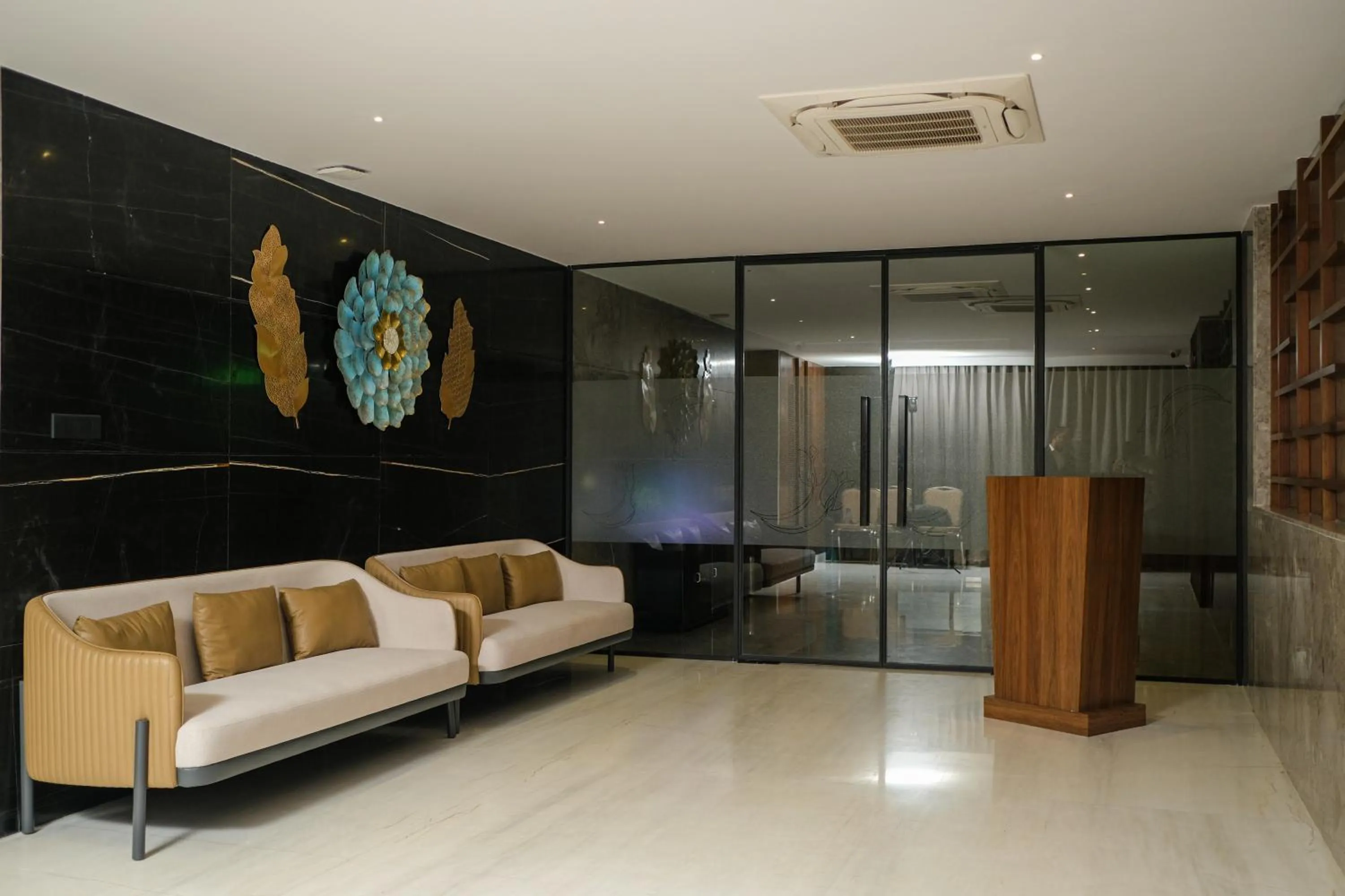 Restaurant/places to eat in Hotel Tulips Grand