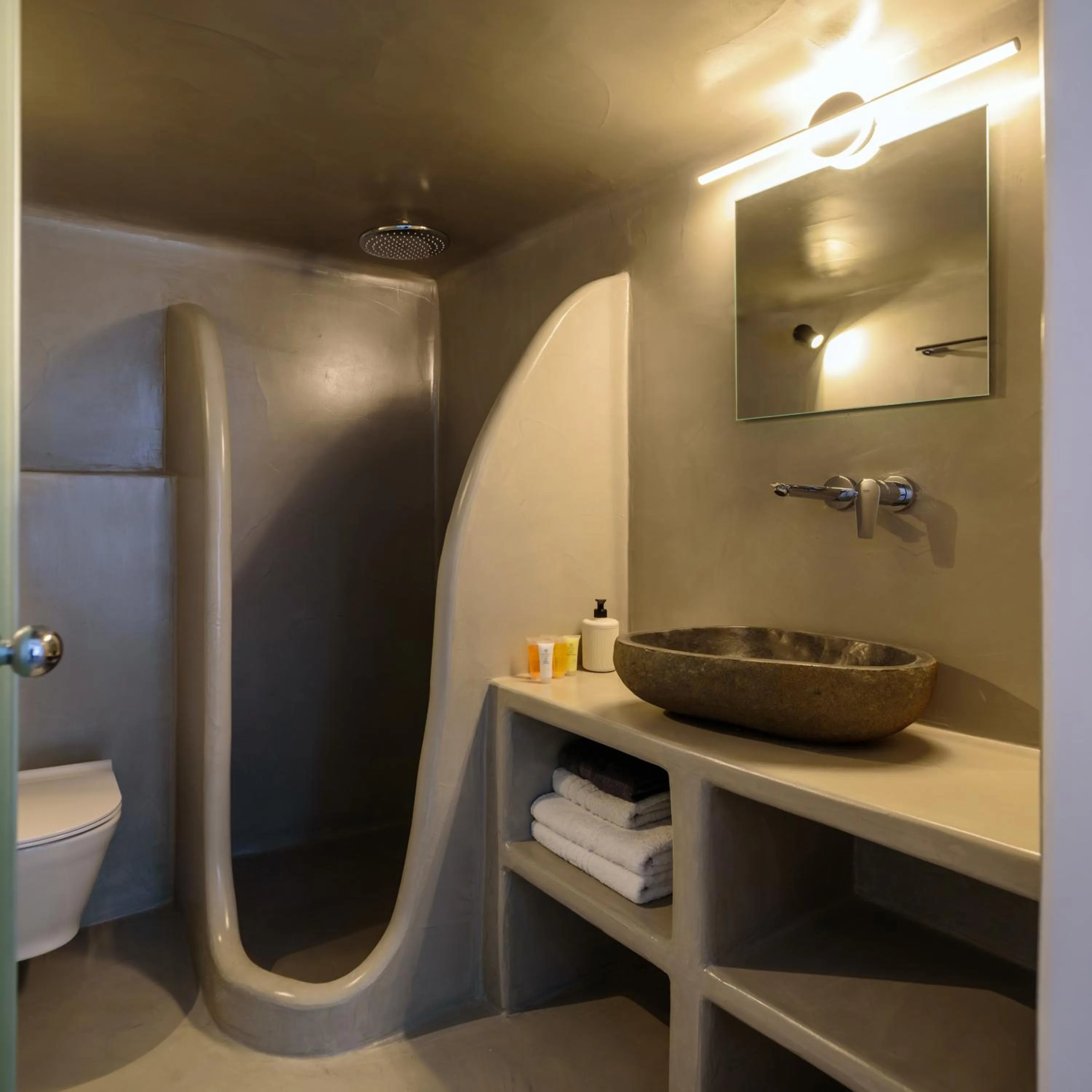 Shower in Tataki Family Hotel