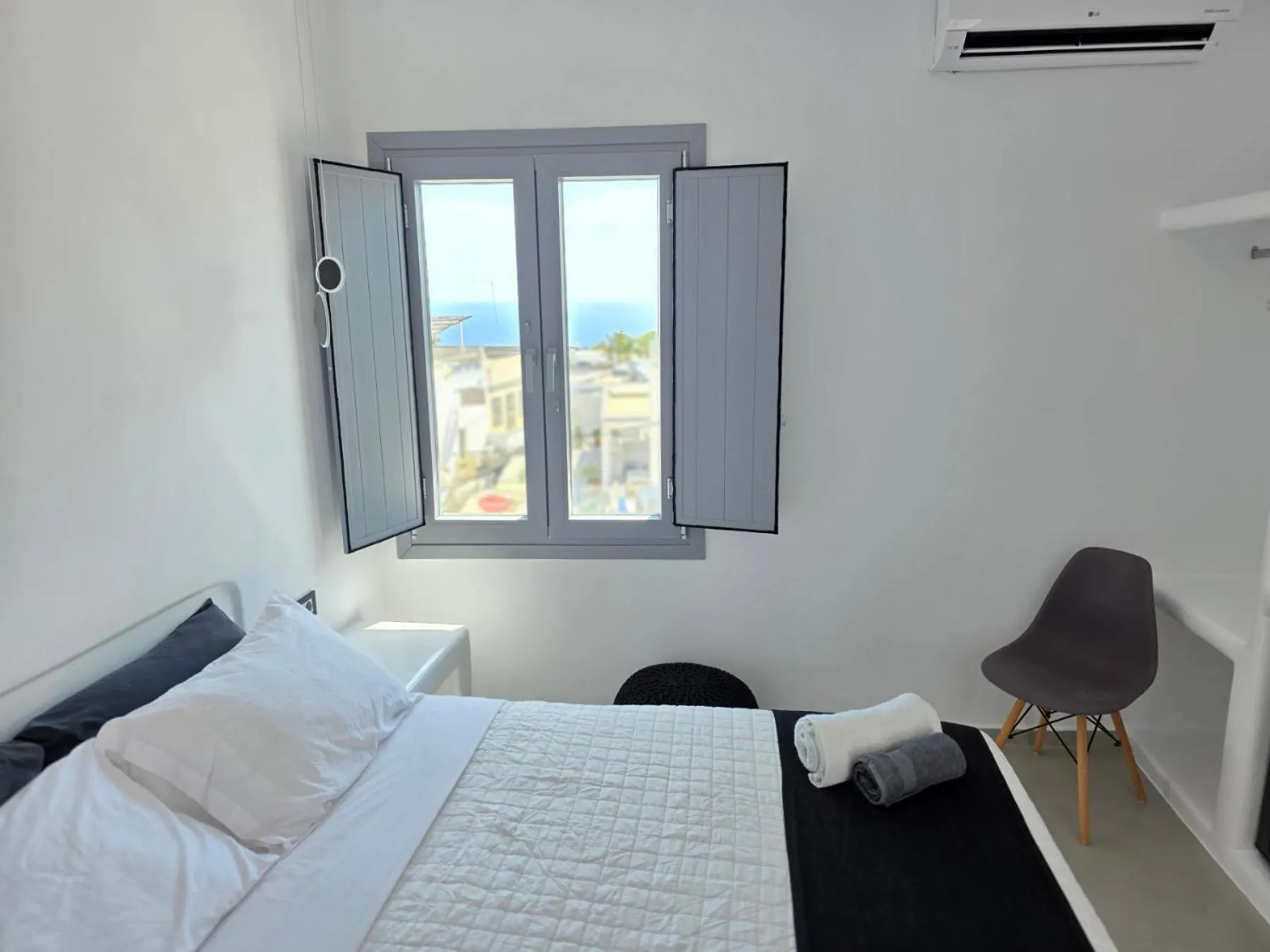 air conditioner, Bed in Tataki Family Hotel