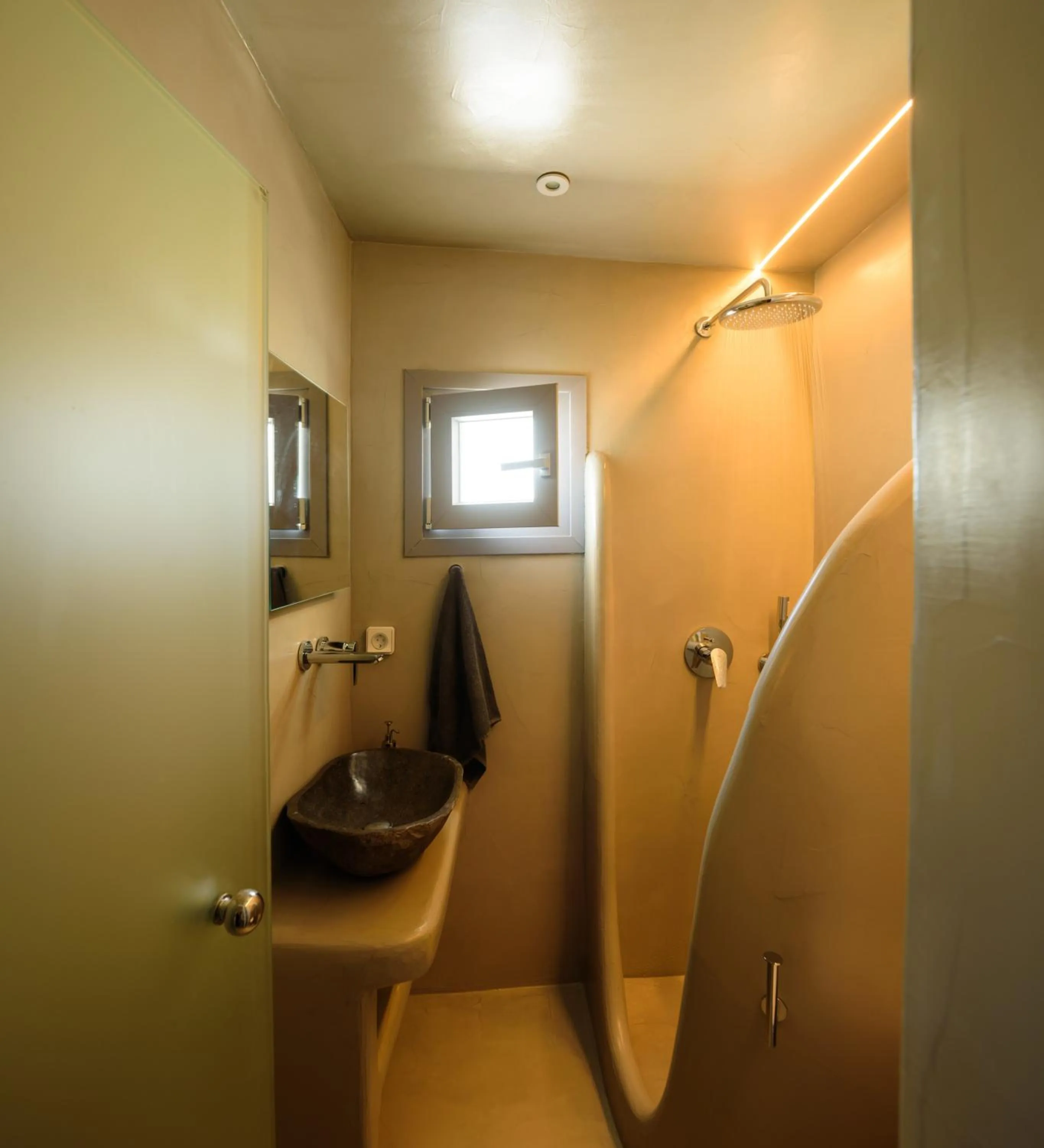 Shower in Tataki Family Hotel