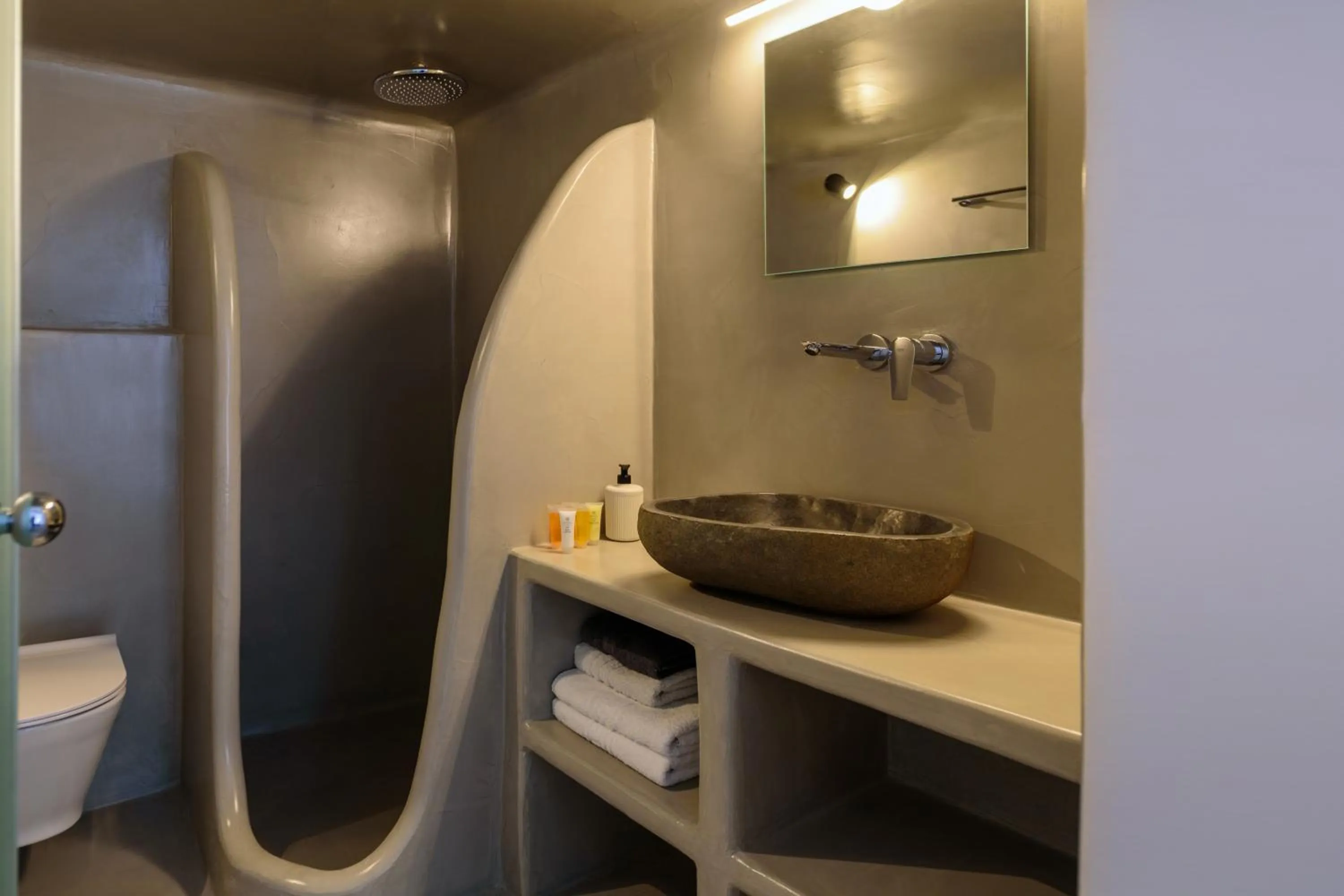 Shower in Tataki Family Hotel