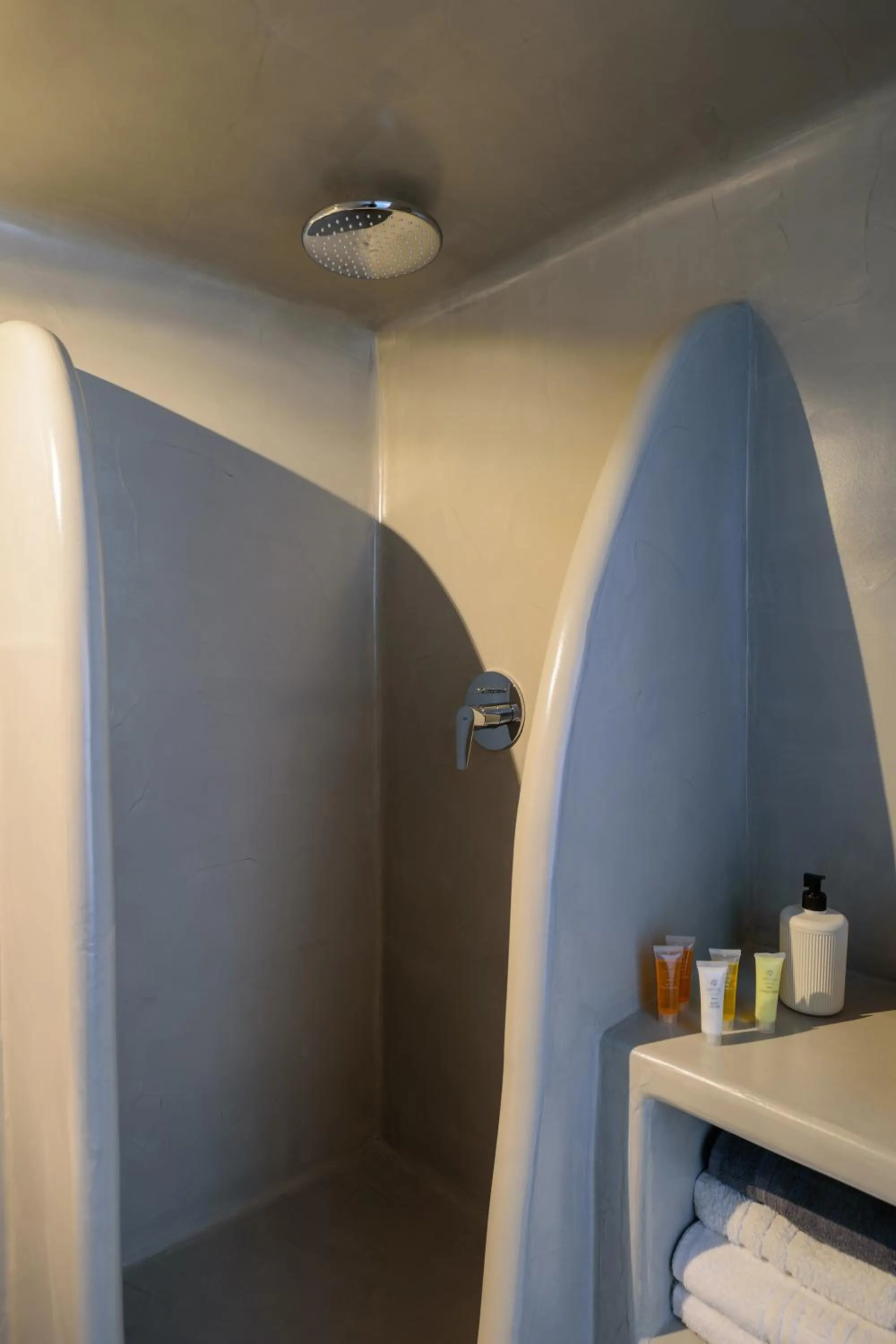 Shower in Tataki Family Hotel