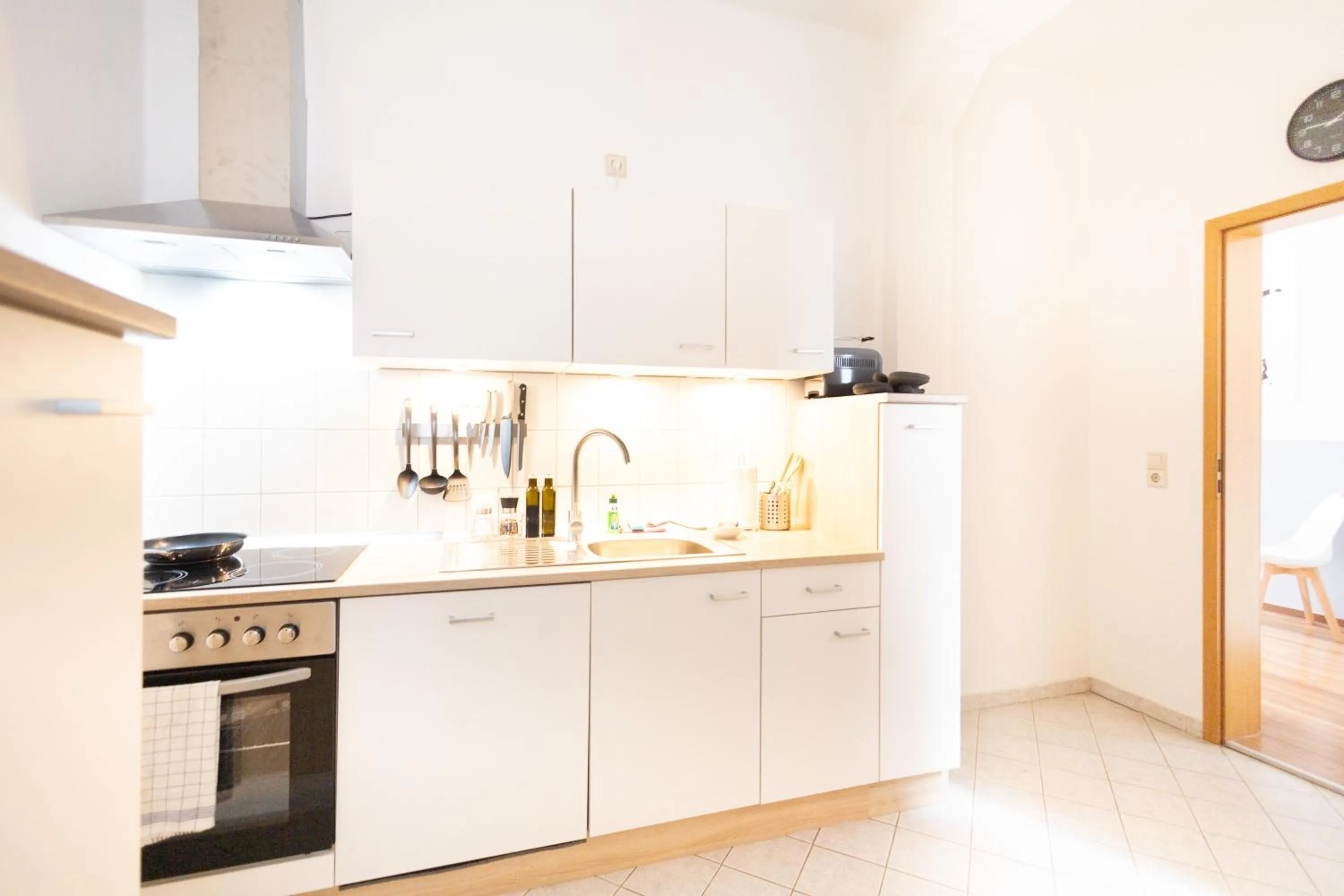 Kitchen or kitchenette in Apartments an der Oper - Innenstadt - Zentral - Küche - Wifi - Powered by Ko-Living