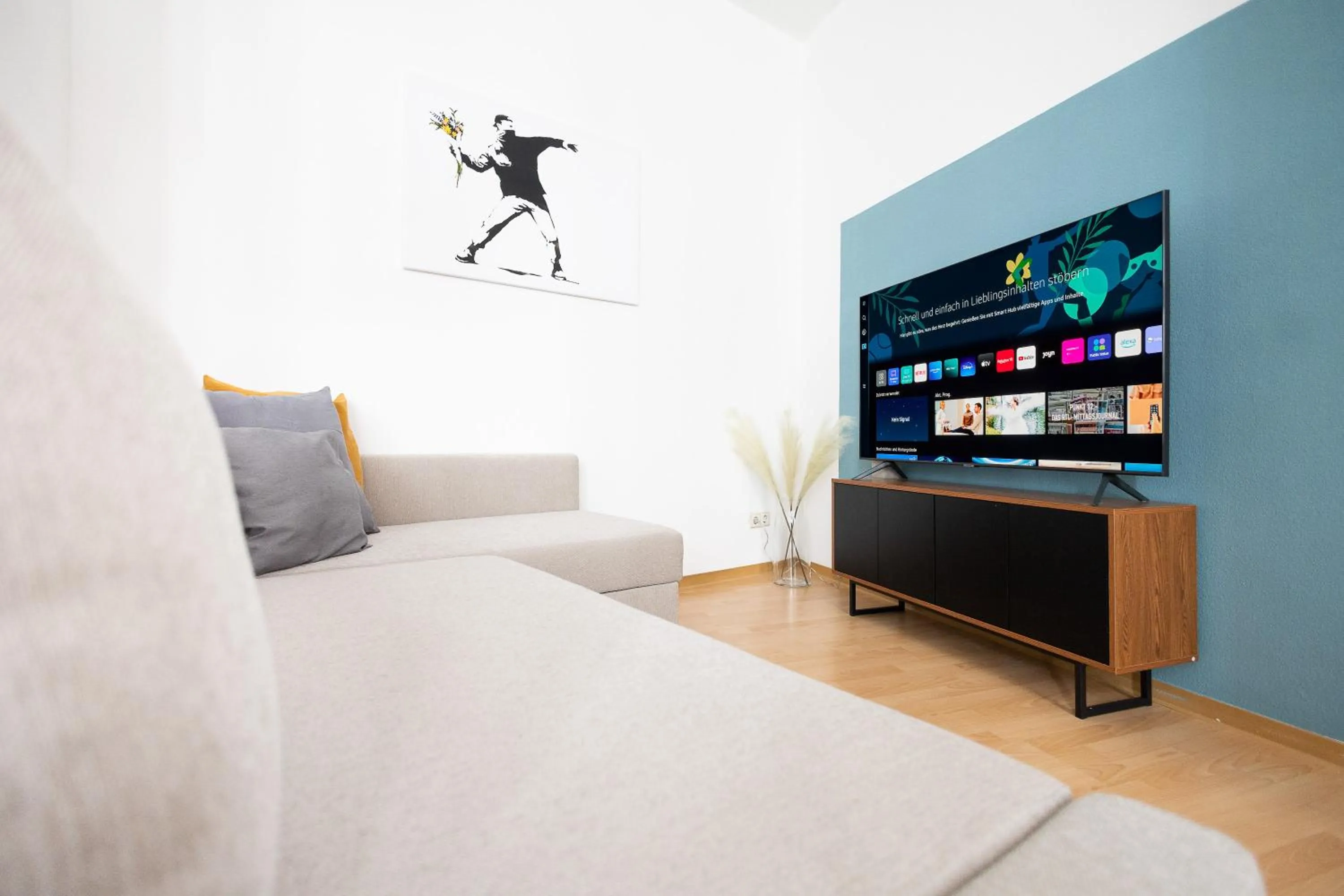 TV and multimedia in Apartments an der Oper - Innenstadt - Zentral - Küche - Wifi - Powered by Ko-Living