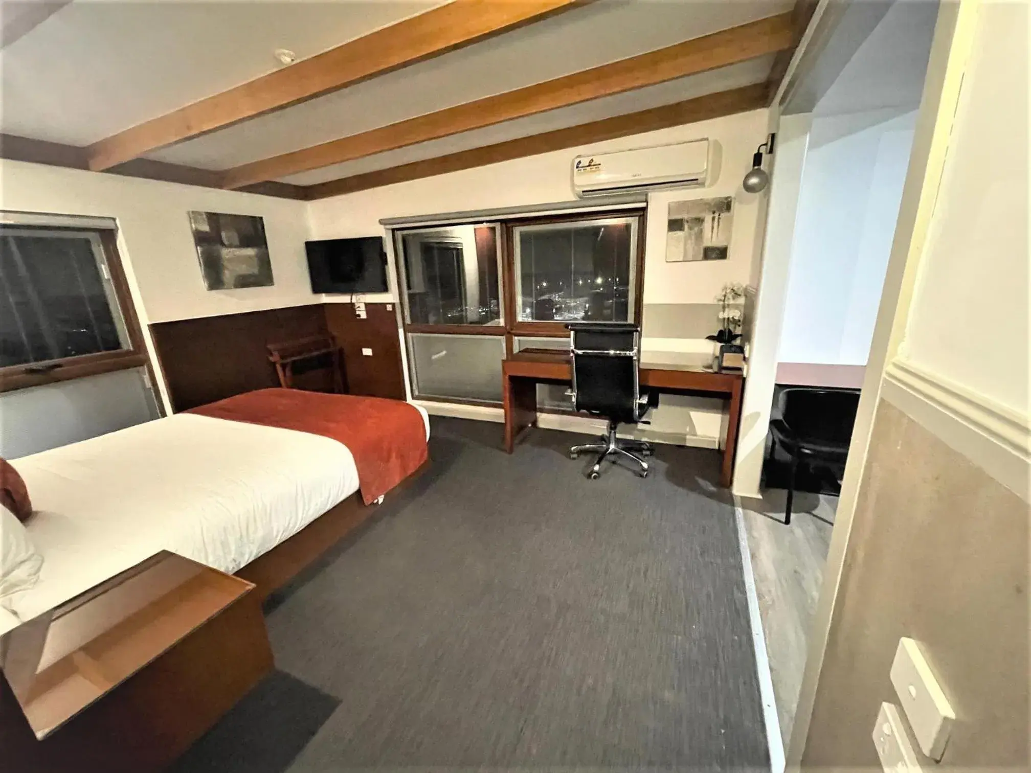 Deluxe Queen Studio - single occupancy in Oakleigh House Deluxe Queen Studio - single occupancy in Oakleigh House