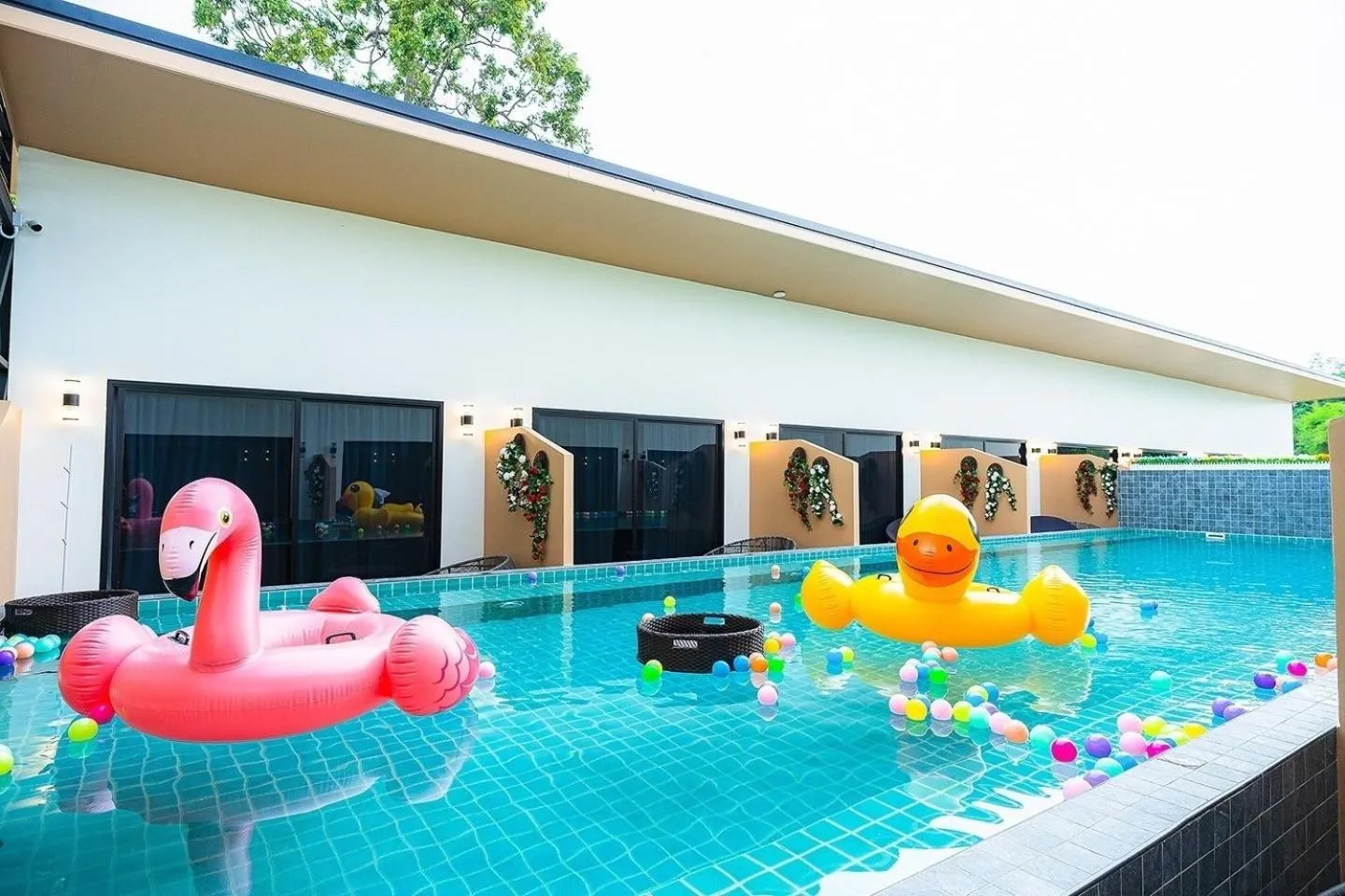 Swimming pool in Fresh Resort Pattaya