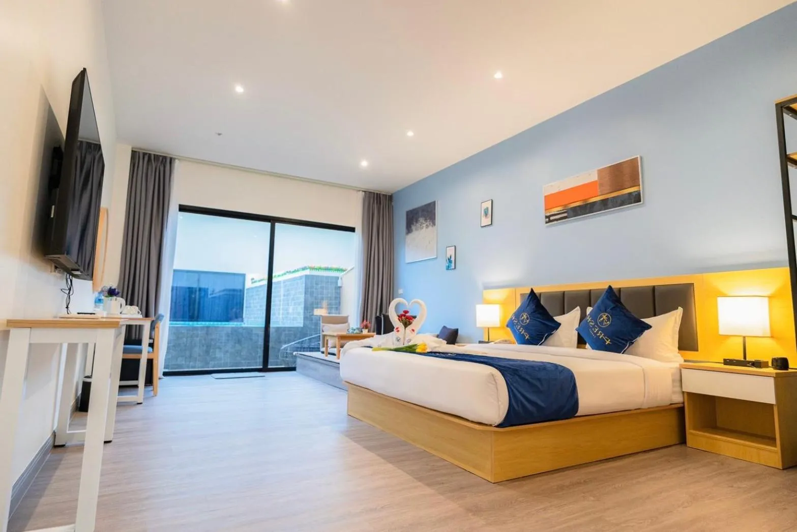 Bed in Fresh Resort Pattaya