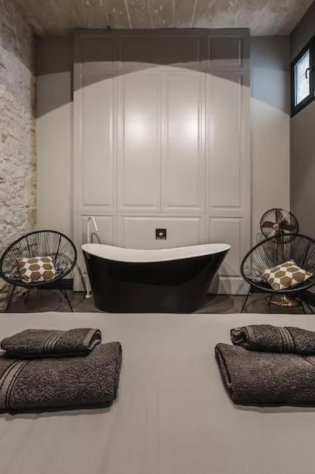 Rabat l.o. MDINA-Designer House THE BEDROOM-TUB