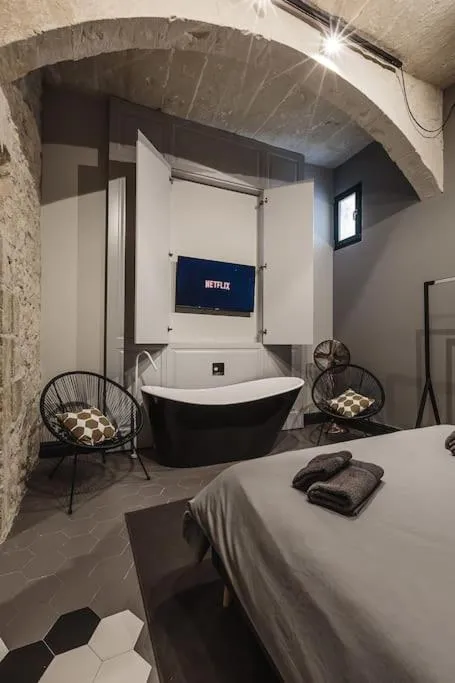 Bed in Rabat l.o. MDINA-Designer House THE BEDROOM-TUB