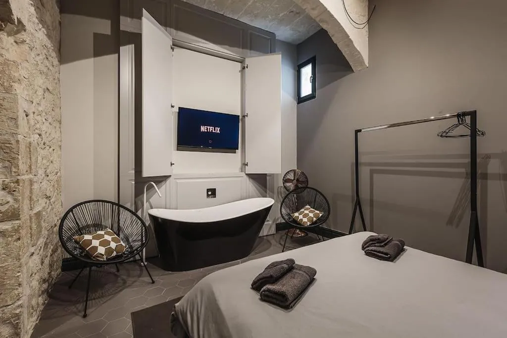 Bed in Rabat l.o. MDINA-Designer House THE BEDROOM-TUB
