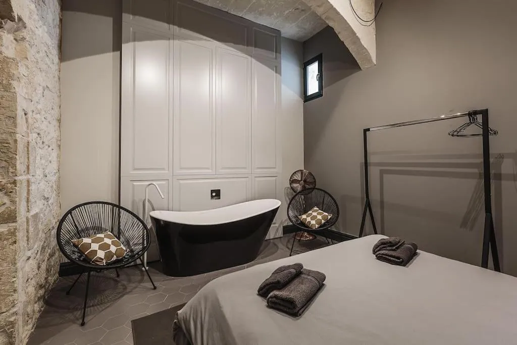 Bed in Rabat l.o. MDINA-Designer House THE BEDROOM-TUB