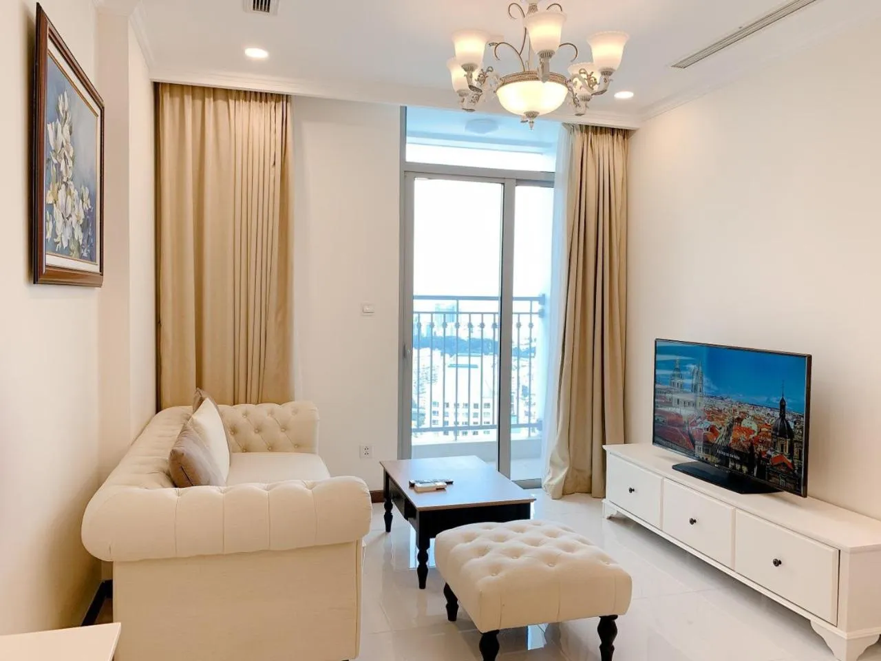 Communal lounge/ TV room in Elvita Landmark Luxury Residence