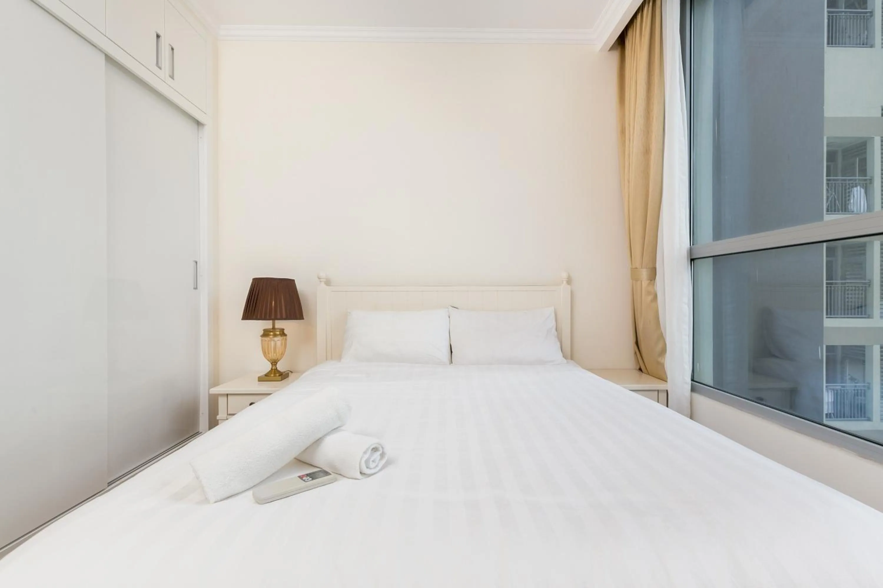 Bed in Elvita Landmark Luxury Residence