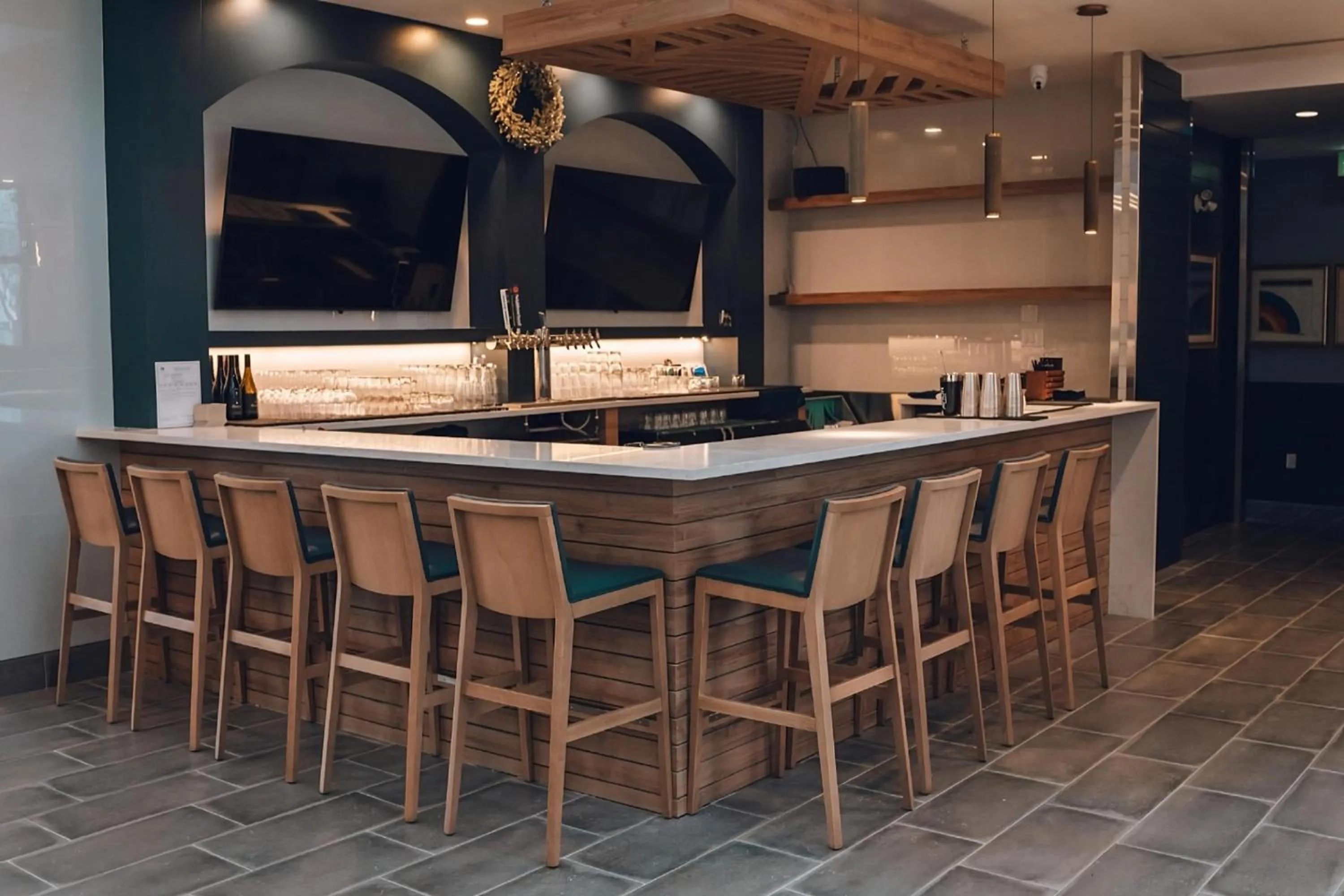 Lounge or bar in Four Points by Sheraton Penticton at the Convention Centre