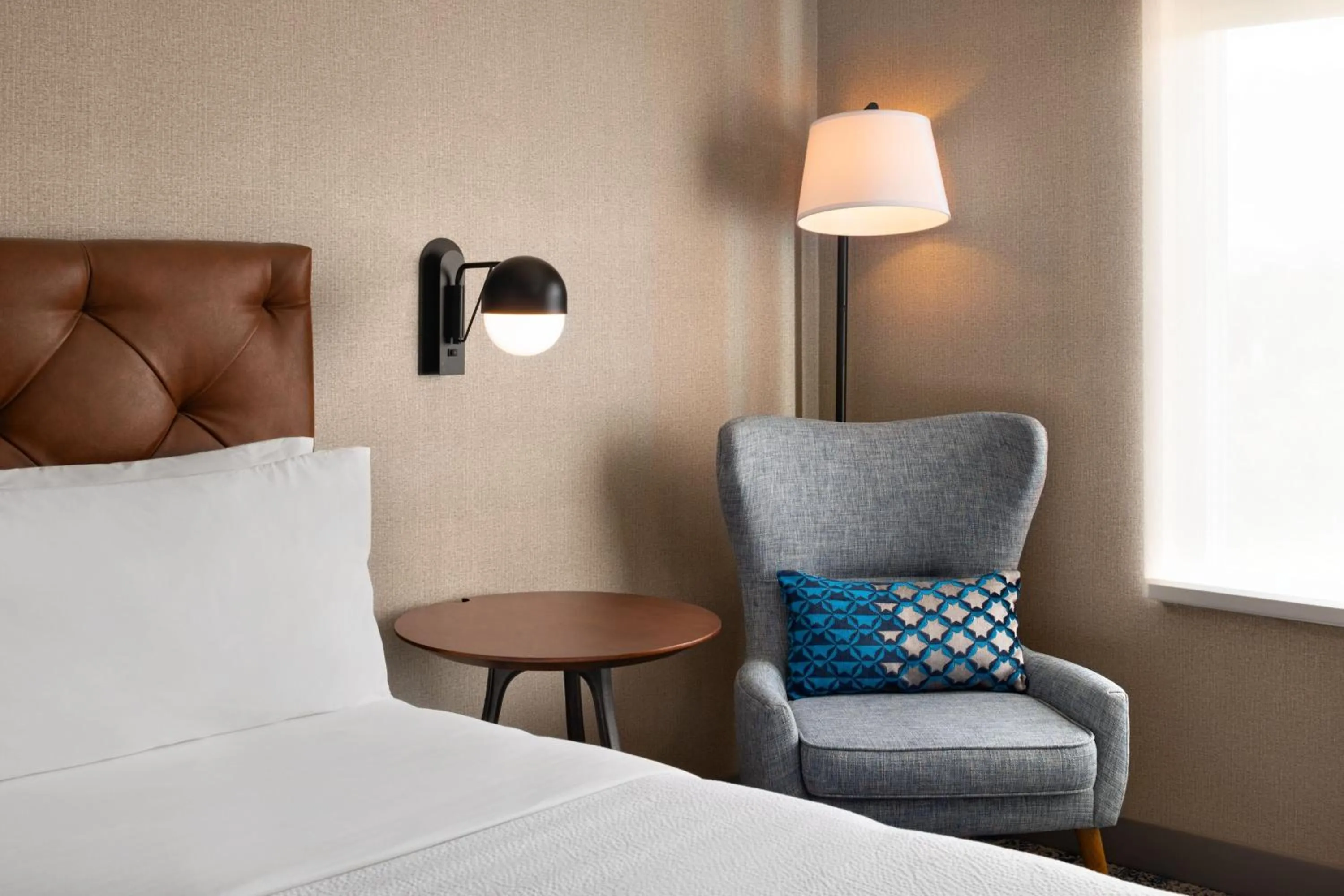 Photo of the whole room, Bed in Four Points by Sheraton Penticton at the Convention Centre