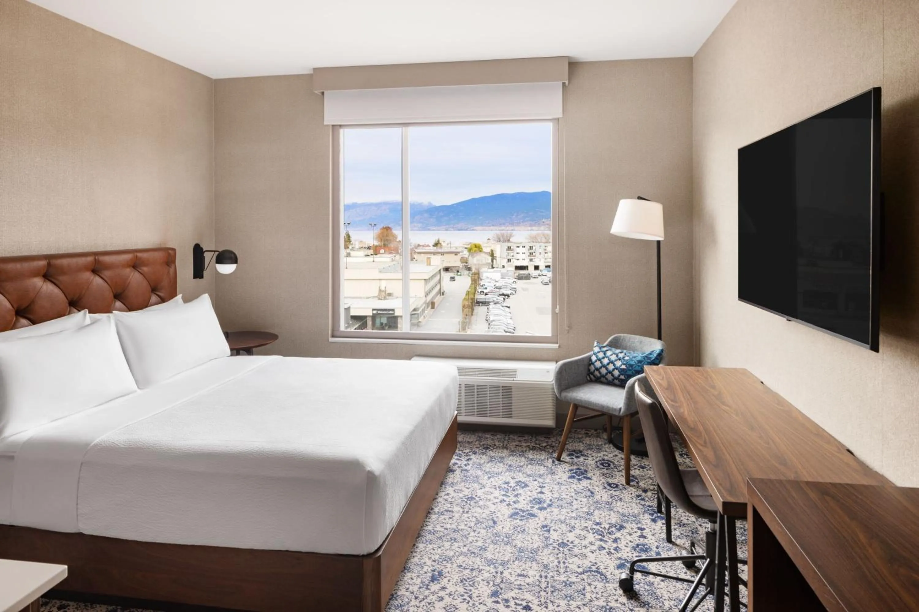 Kitchen or kitchenette, Bed in Four Points by Sheraton Penticton at the Convention Centre