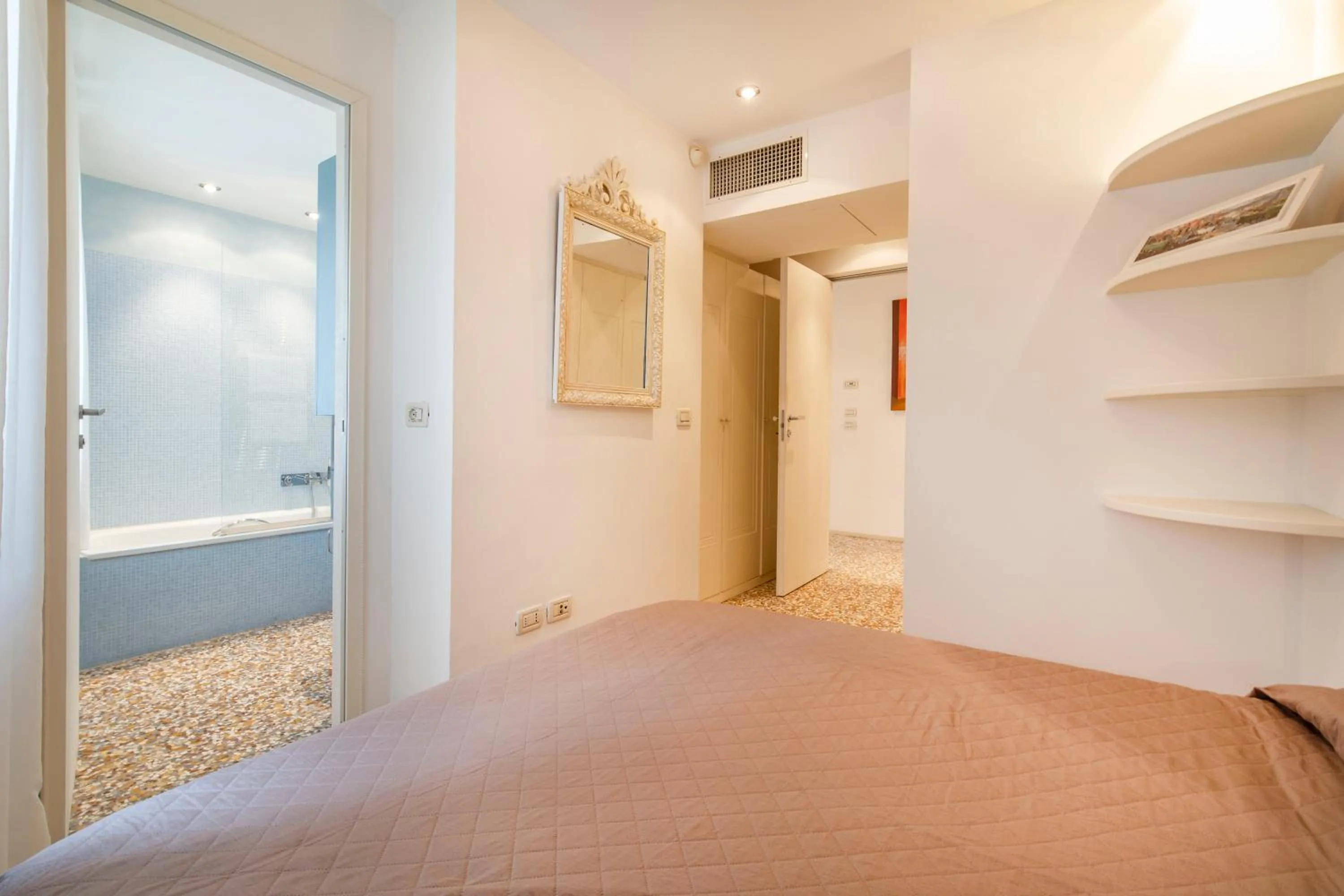 Bedroom, Bed in Friari Suite-Luxury apt. close to Rialto Bridge