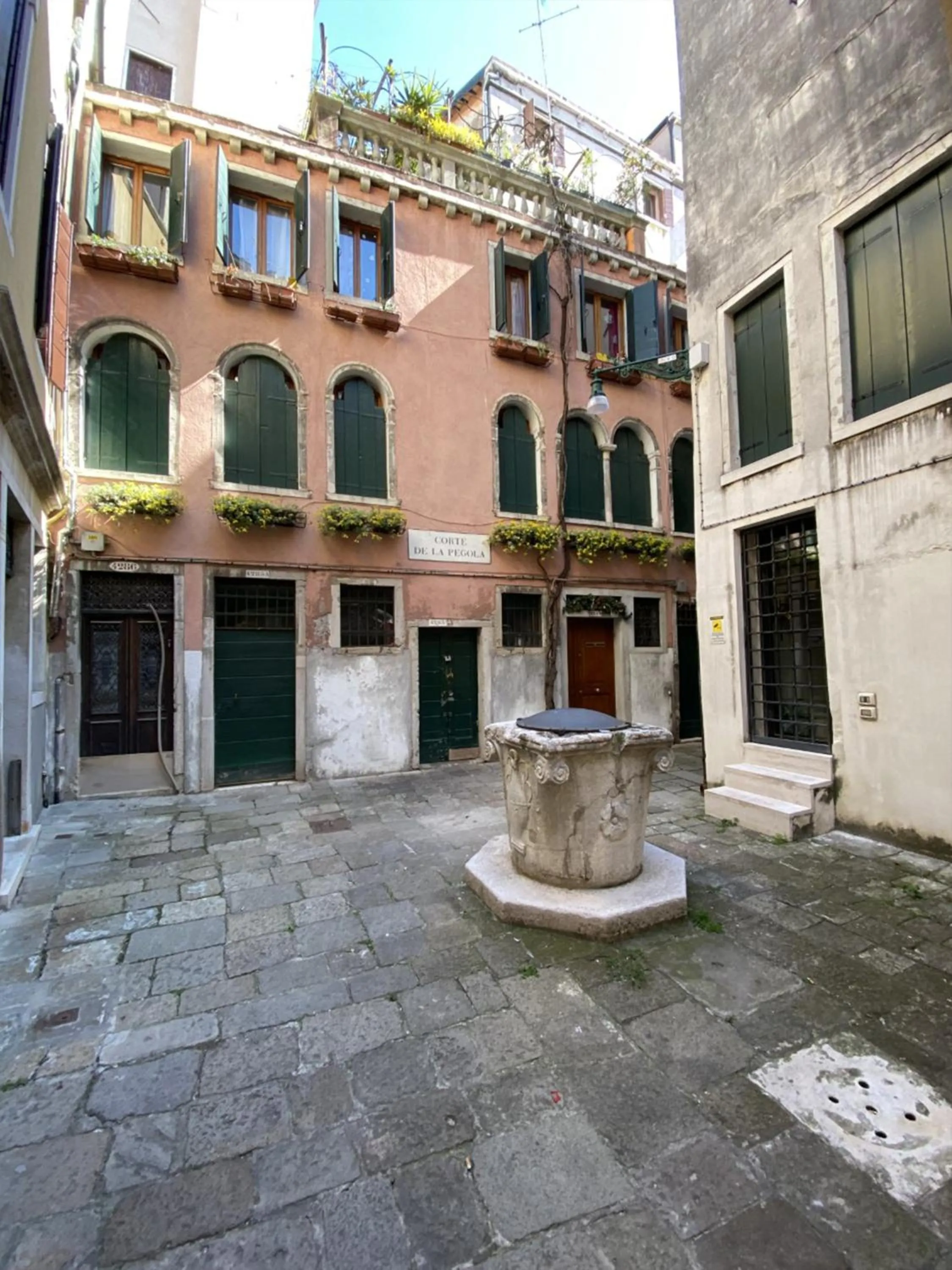 Inner courtyard view in Friari Suite-Luxury apt. close to Rialto Bridge