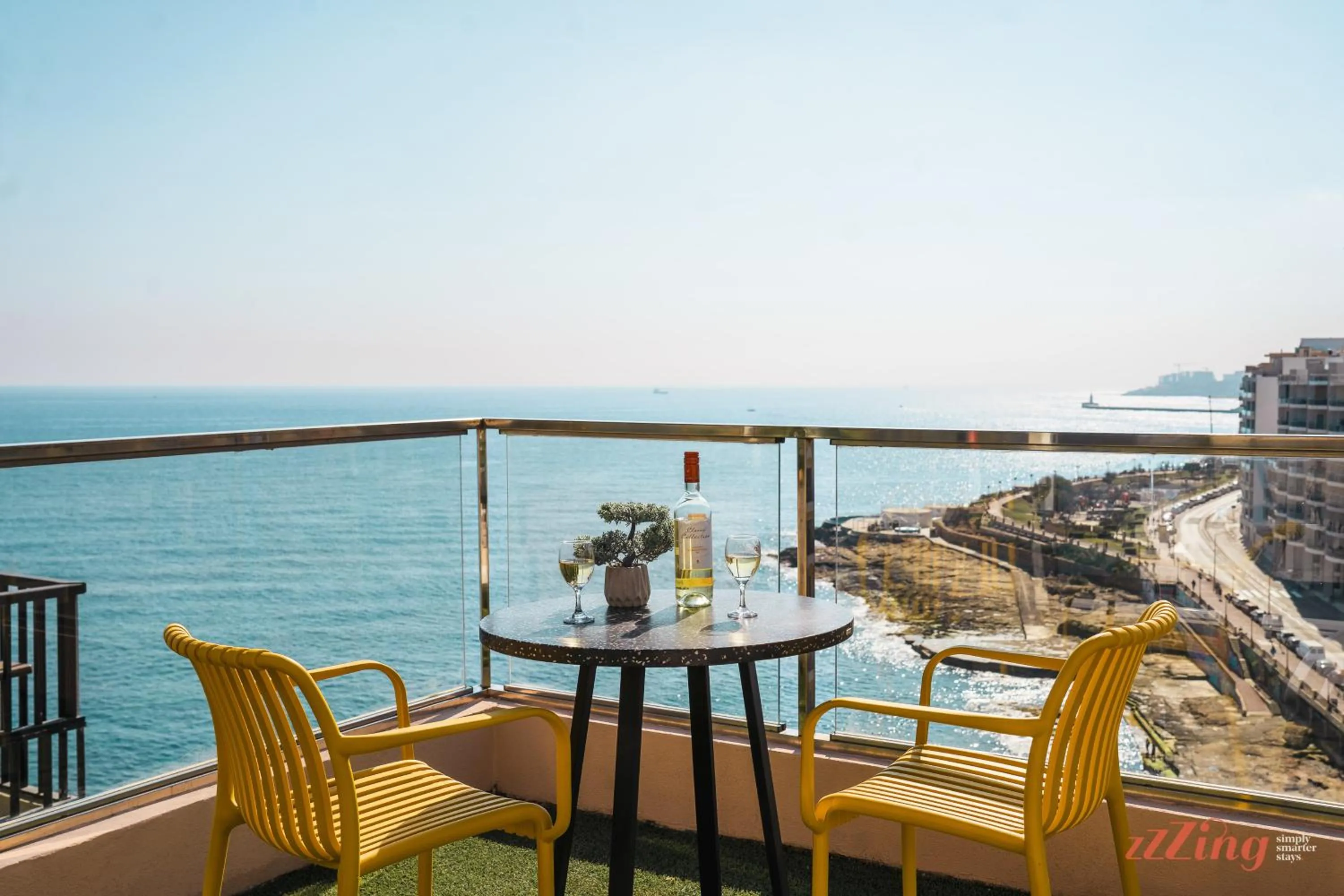 Day in Seafront Studio with Stunning Terrace - Sliema, Malta