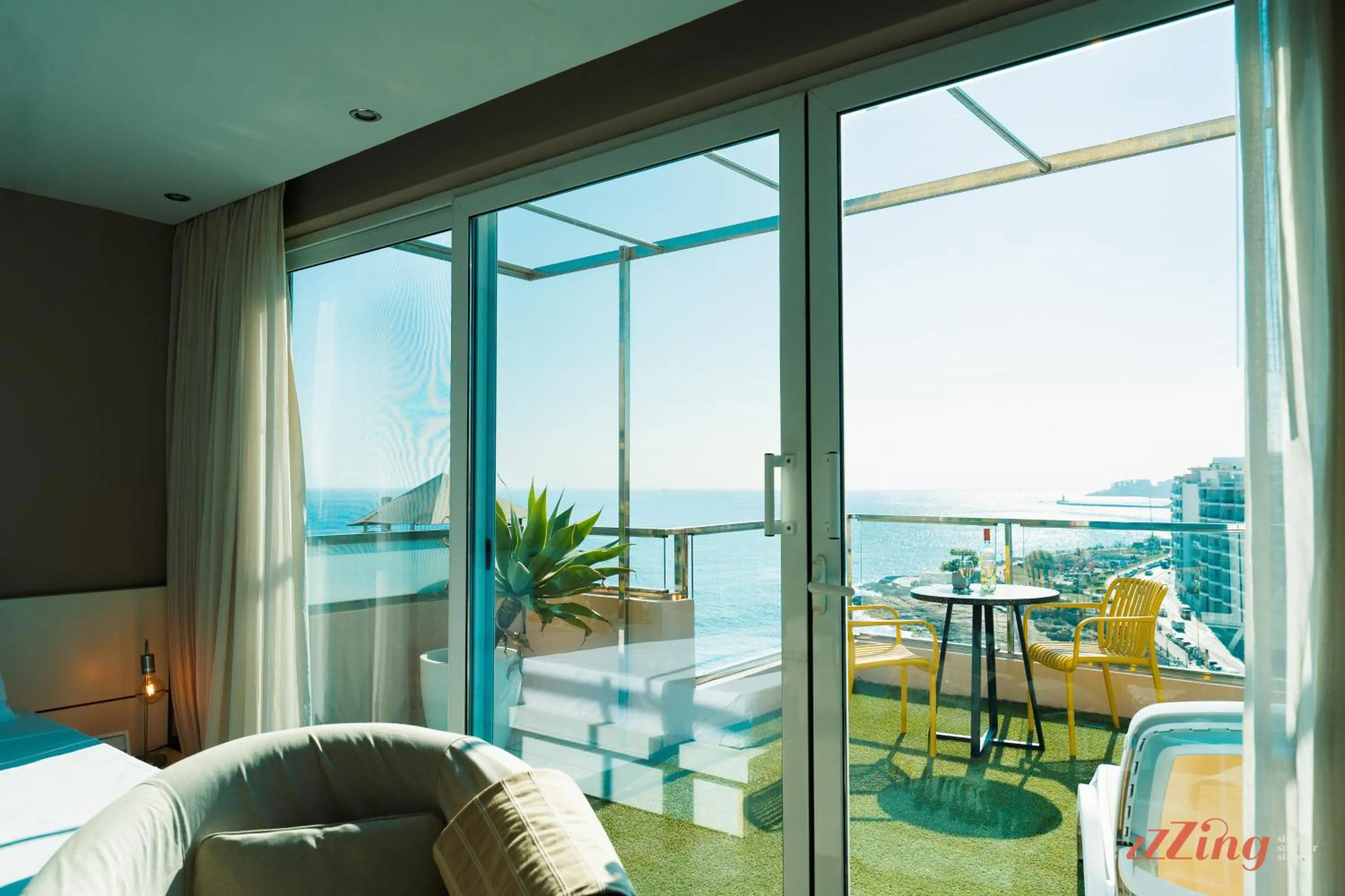 Day in Seafront Studio with Stunning Terrace - Sliema, Malta