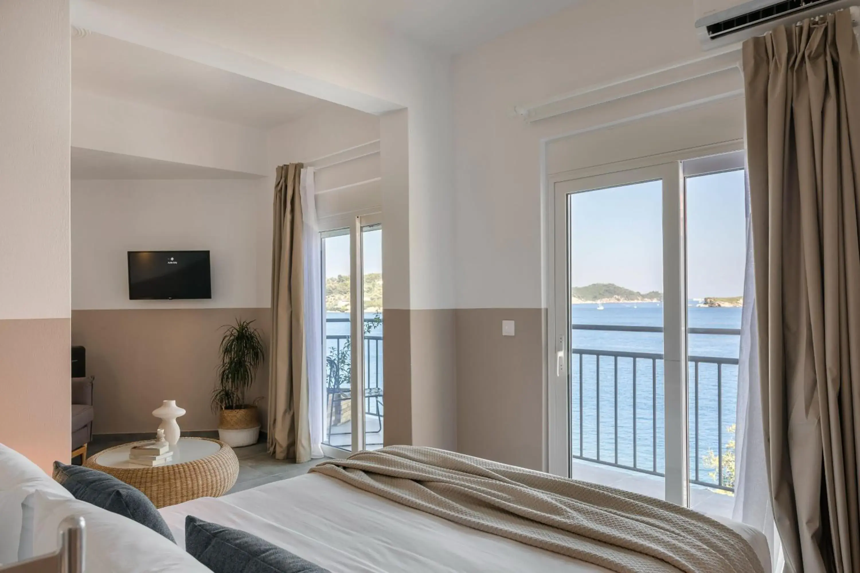Deluxe Double Room with Balcony in The Rock Suites Deluxe Double Room with Balcony in The Rock Suites