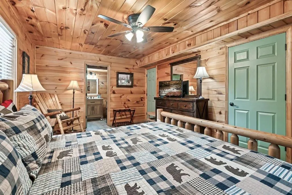 Bed in A Top Notch Lodge~Gatlinburg